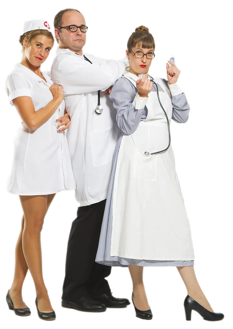 Drei humorvolle Menschen in medizinischer Kleidung, eine Krankenschwester, ein Arzt und eine ältere Krankenschwester, die eine humorvolle Pose in einem Krankenhausumfeld einnehmen.