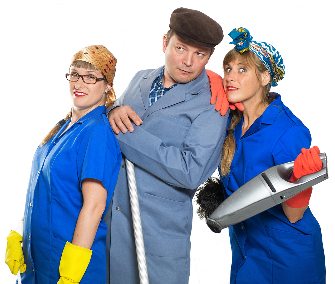 Drei Personen in blauen Arbeitshosen und gummibeschichteten Handschuhen, eine Frau trägt eine Brille und ein Nagelknacker, eine andere Frau hält einen Staubsauger, ein Mann trägt einen blauen Anzug und einen braunen Hut, sie posieren vor einem weißen