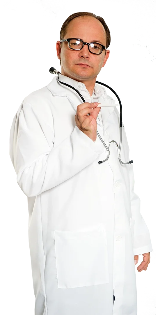 Ein humorvoller Mann in weißen Arztkittel mit Brille und Stethoskop vor neutralem Hintergrund.