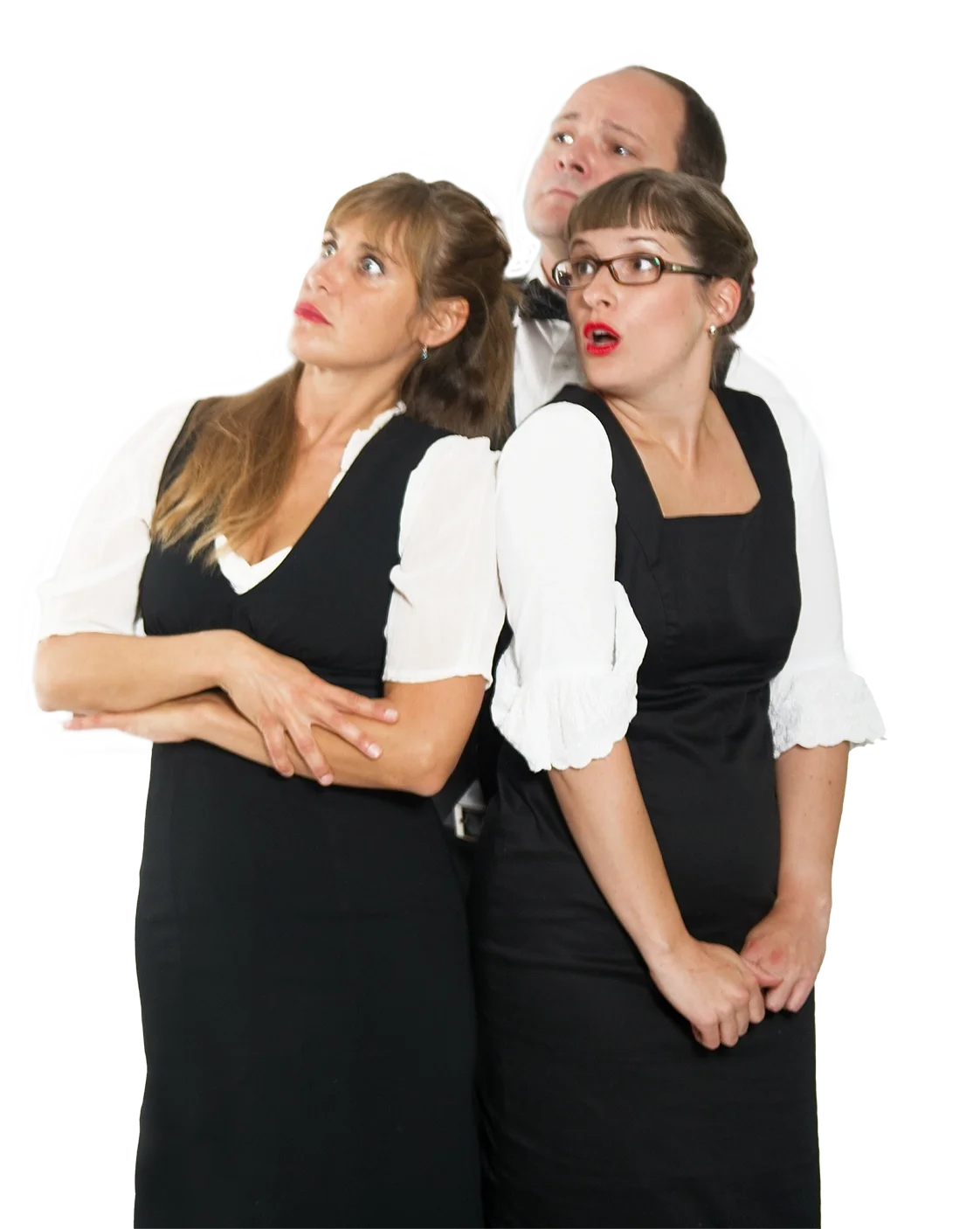 Drei Menschen in formeller Kleidung, die nebeneinander stehen und nach oben schauen, vor weißem Hintergrund.