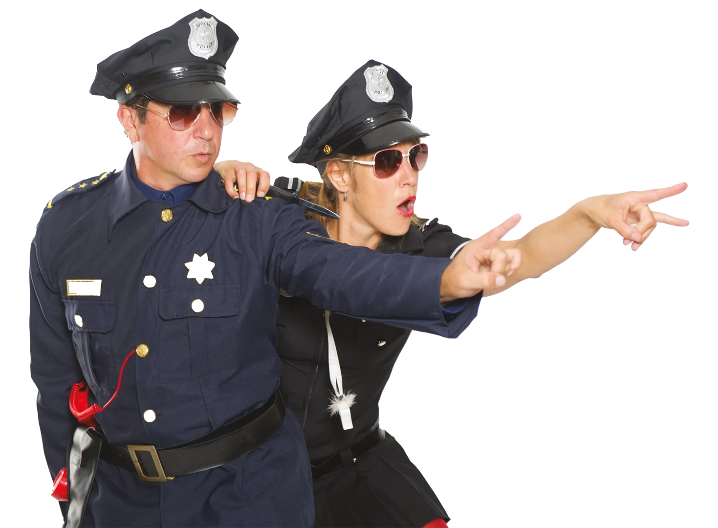 Zwei komödiantische Polizisten in Uniform mit Sonnenbrillen, die eine energisch nach rechts zeigende Gestik machen.