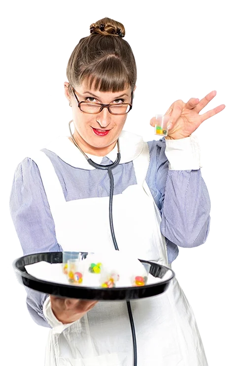 Eine humorvolle Frau in Krankenschwester-Kleidung mit Brille und Stethoskop auf dem Hals, die eine Tablette auf einem Tablett hält und eine Tablette zwischen zwei Fingern hochhält.