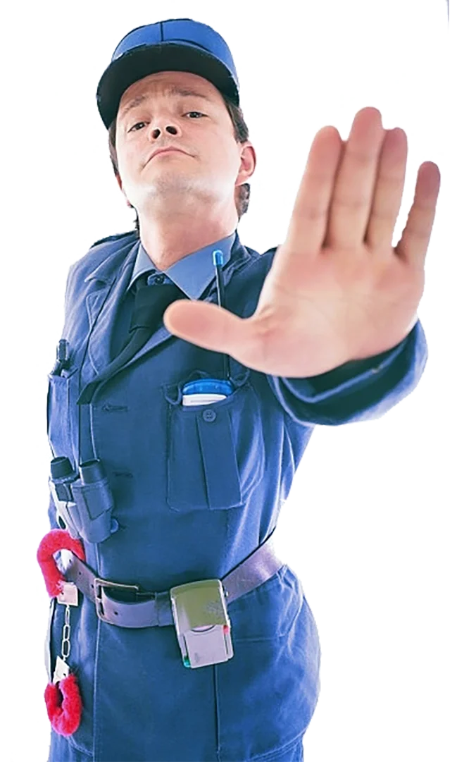 Ein komödiantischer Polizist in Uniform mit erhobener Hand, der gestoppt oder angehalten werden möchte.