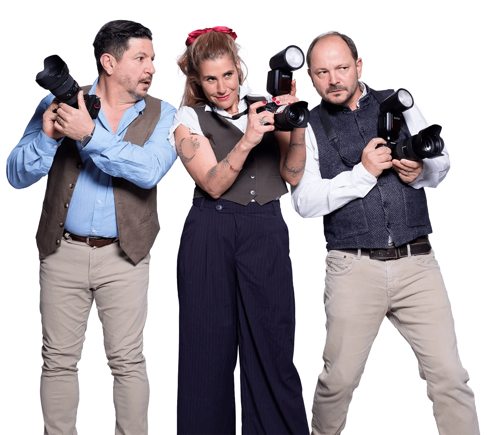 Drei Fotografen, zwei Männer und eine Frau, posieren mit Kameras vor einem transparenten Hintergrund.
