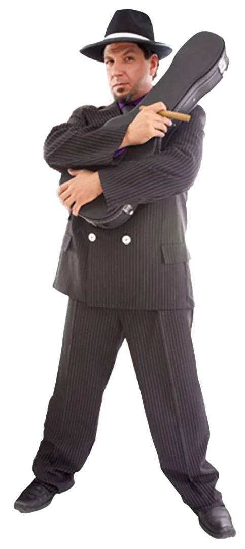 Ein komödiantischer Mann in Anzug mit Hut, der ein Gitarrenkoffer trägt und eine Zigarre hält, zeigt eine selbstbewusste Haltung.