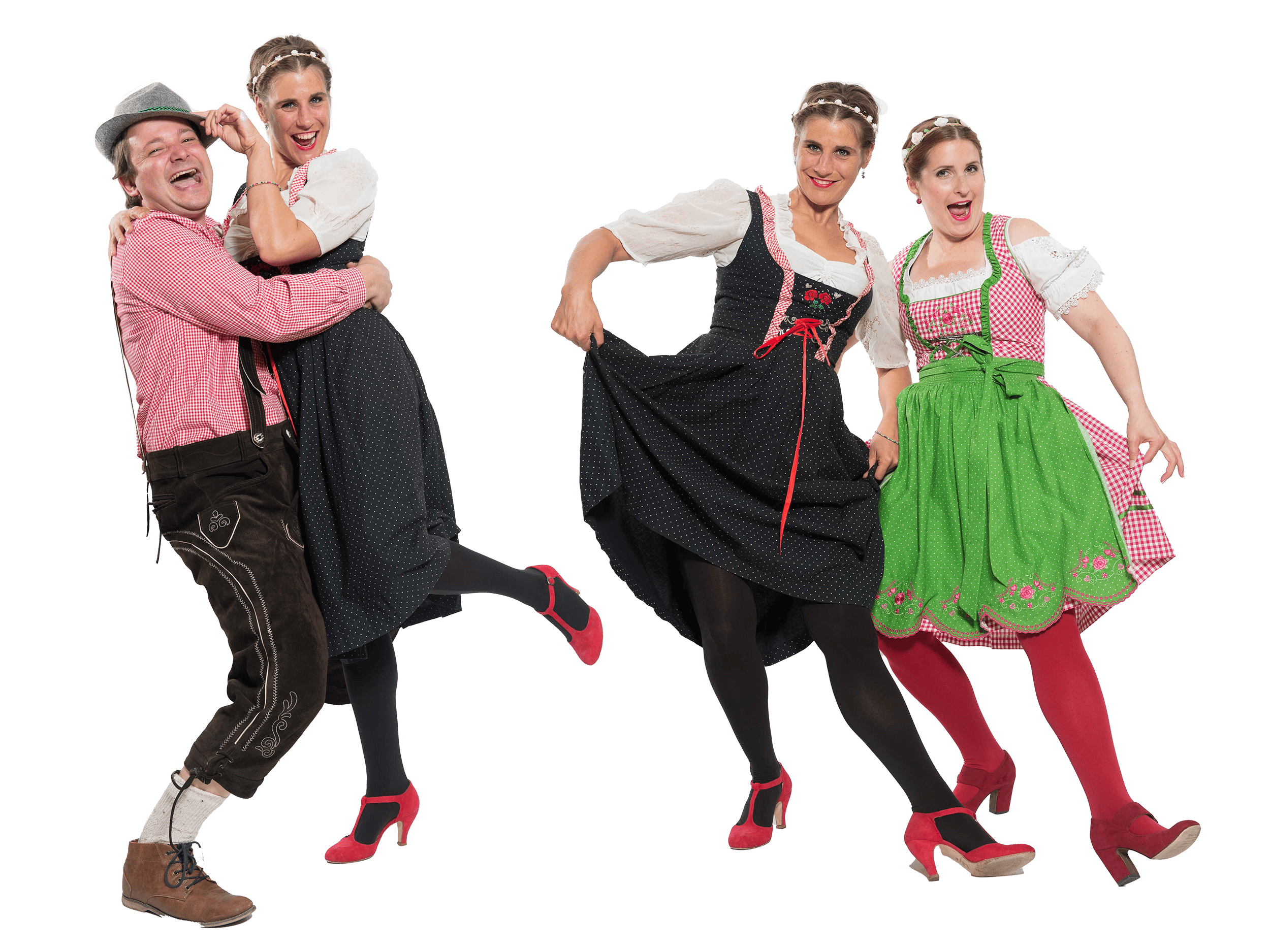 Vier Menschen in traditionellen bayerischen Trachten, lachen und posieren fröhlich. Es sind zwei Frauen in Dirndl und ein Mann in Lederhose, die sich scherzhaft umarmen und tanzen.