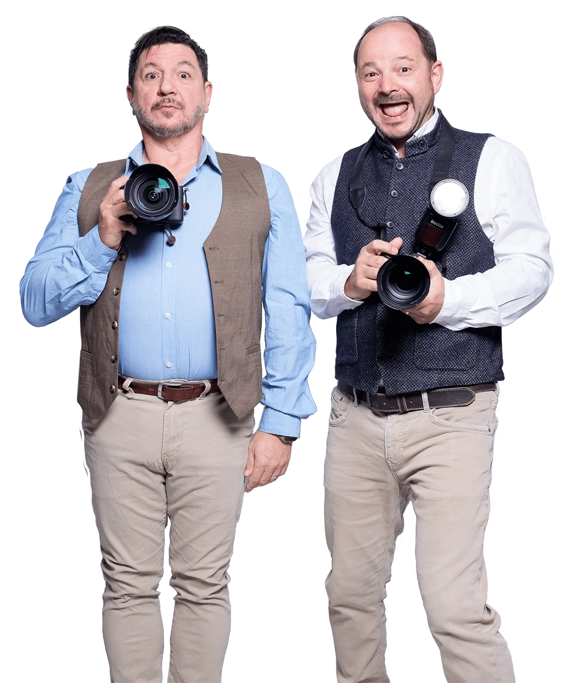 Zwei Männer stehen nebeneinander, beide halten Kameras. Der Mann auf der linken Seite trägt ein blauen Hemd und eine Weste, der Mann auf der rechten Seite trägt ein weißes Hemd und eine dunkle Weste. Beide lächeln und posieren für die Kamera.