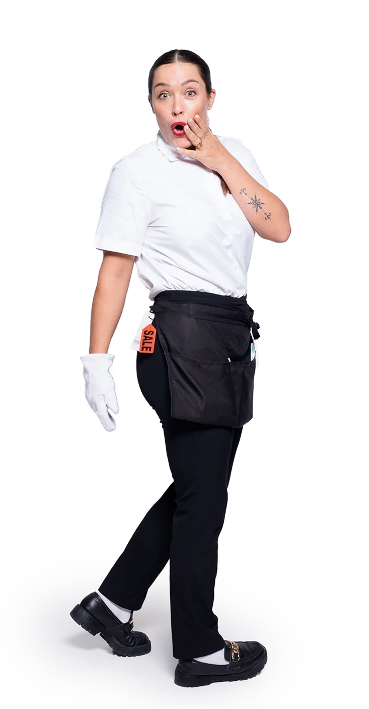 Frau in Putzuniform mit SALE-Aufkleber an der Tasche, überrascht oder schockiert  humorvoll, auf weißem Hintergrund.