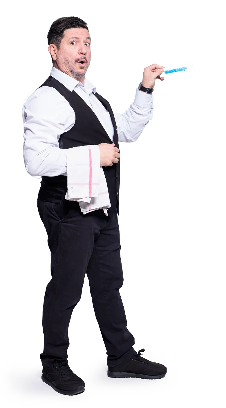 Ein humorvoller komischer Kellner in formeller Kleidung hält eine Reinigungsbürste in der Hand und schaut überrascht.