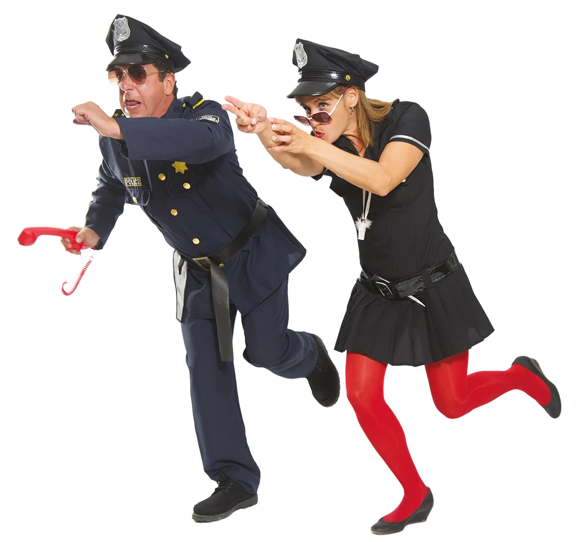 Zwei komödiantische Menschen in Polizeiuniformen, eine Mann und eine Frau, scheinen imitiert zu laufen, die Frau wirkt aufmerksam und trägt rote Strümpfe. Sie scheinen spielerisch zu sein.
