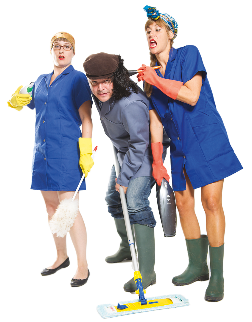 Drei komödiantische Menschen in Reinigungsuniformen, die eine humorvolle Szene darstellen, mit einem Mann in der Mitte, der als Hausmann mit Putzwerkzeug dargestellt ist, während die Frauen ihn schelten.