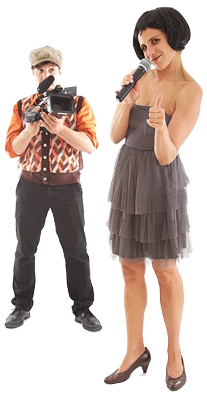 Eine Frau singt mit einem Mikrofon, während ein Mann einen Videoknopf hält und filmt humorvoll.