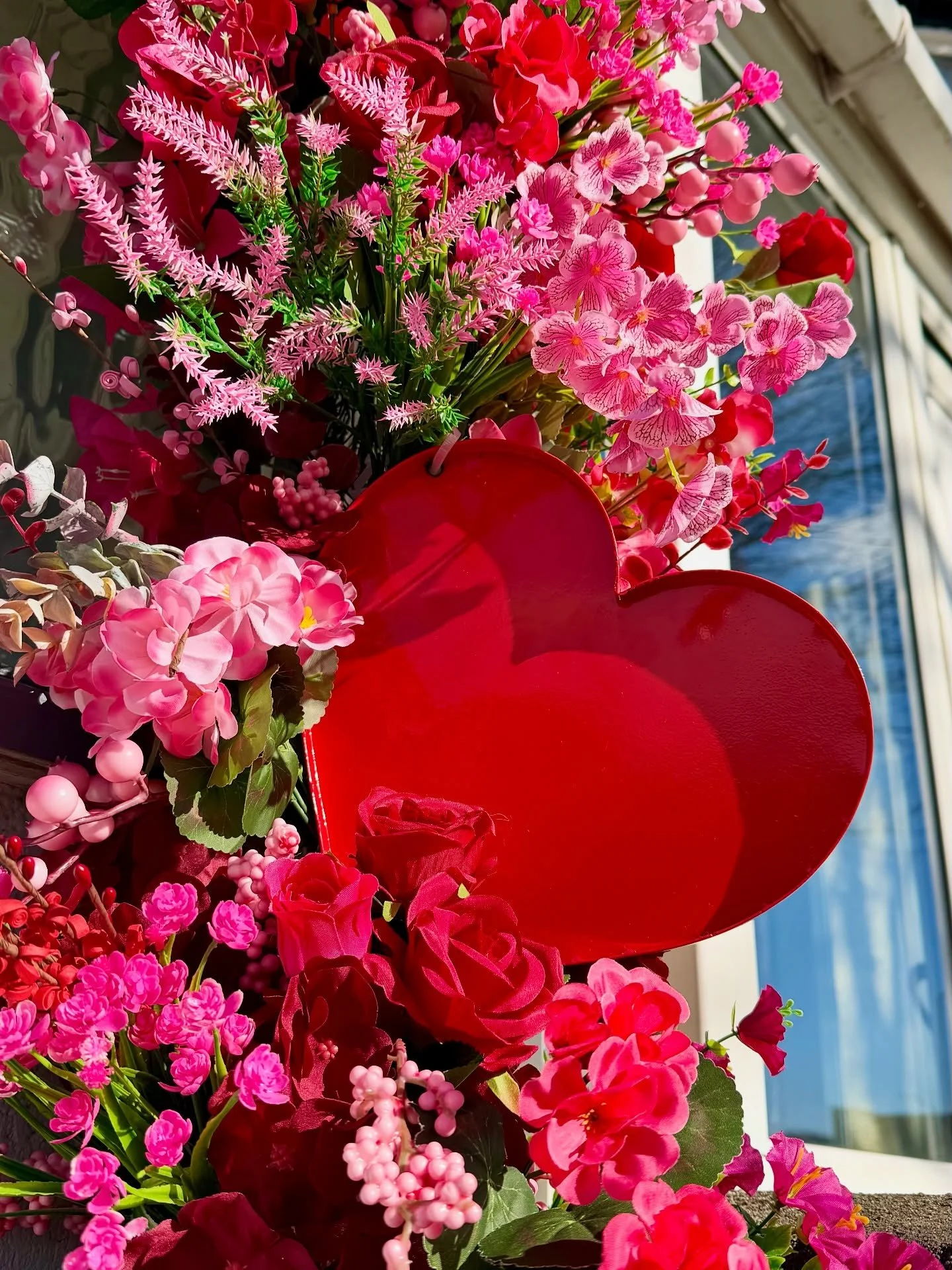 Love is in the air &hellip; and all around the door! &hearts;️ 💘

Showing the details of this valentines door garland install previously shown in the before and after reel &hearts;️ 

#valentines #valentinesdecor
