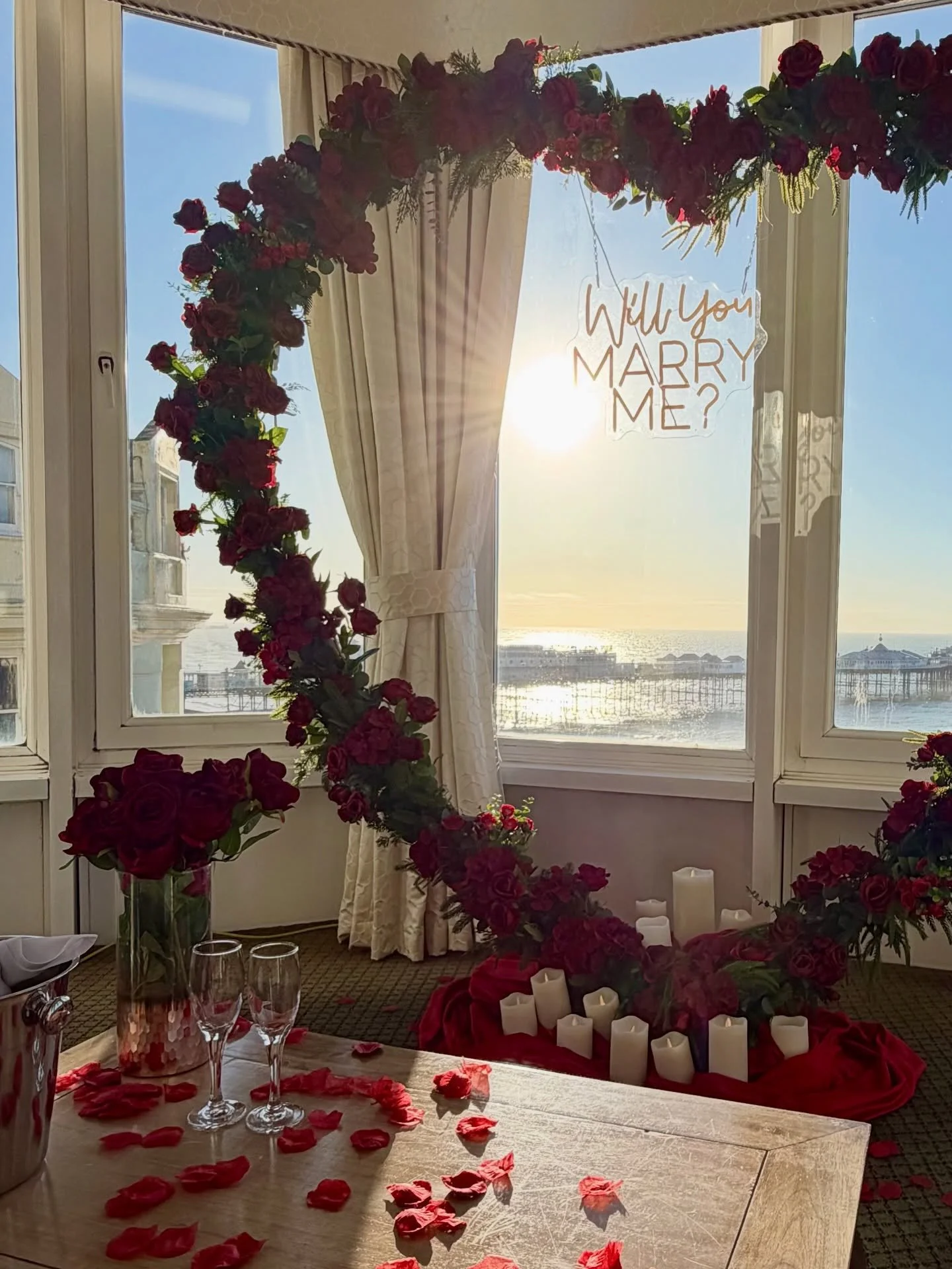Feeling the love &hearts;️

Valentines weekend has got us feeling all loved up, here&rsquo;s one last post of our proposal set up at @queenshotelbrighton a couple of weeks ago &hearts;️🌹 

Day time photos of this amazing view of Brighton pier and se