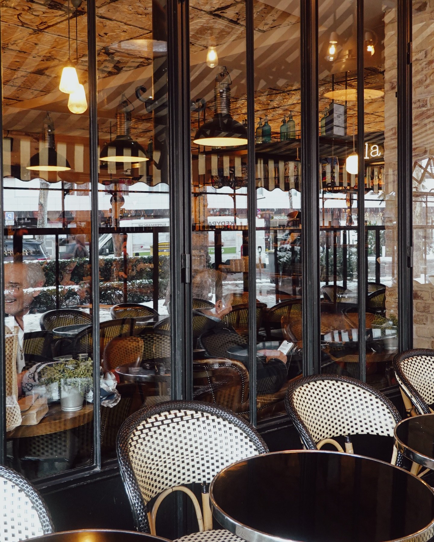 Fin d'apr&egrave;s midi @laplace_neuilly : terrasse couverte &amp; salle cozy 😉