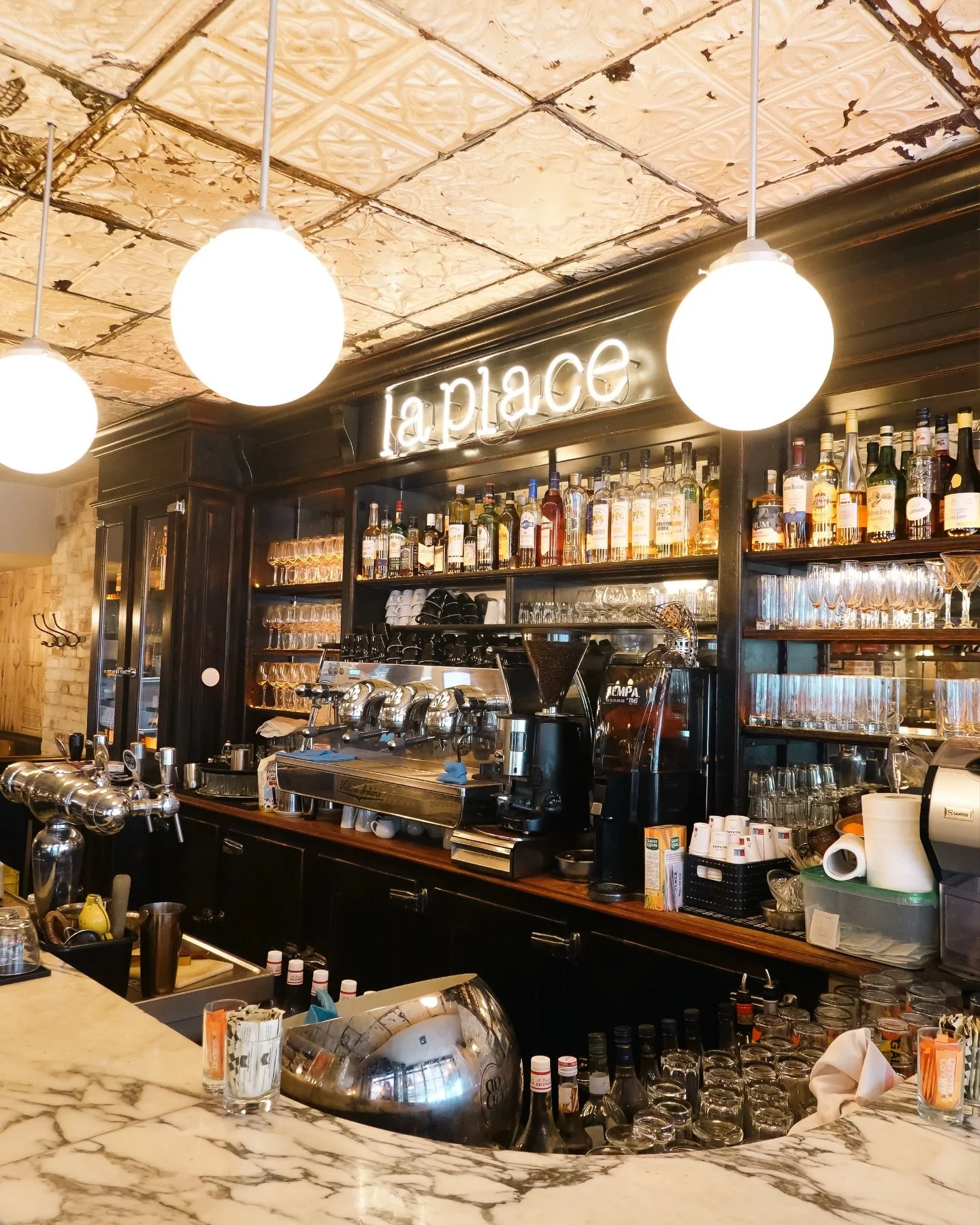 Au bar, en salle et en terrasse, l'&eacute;quipe dynamique de @laplace_neuilly vous accueille &agrave; tous moments de la journ&eacute;e☀️