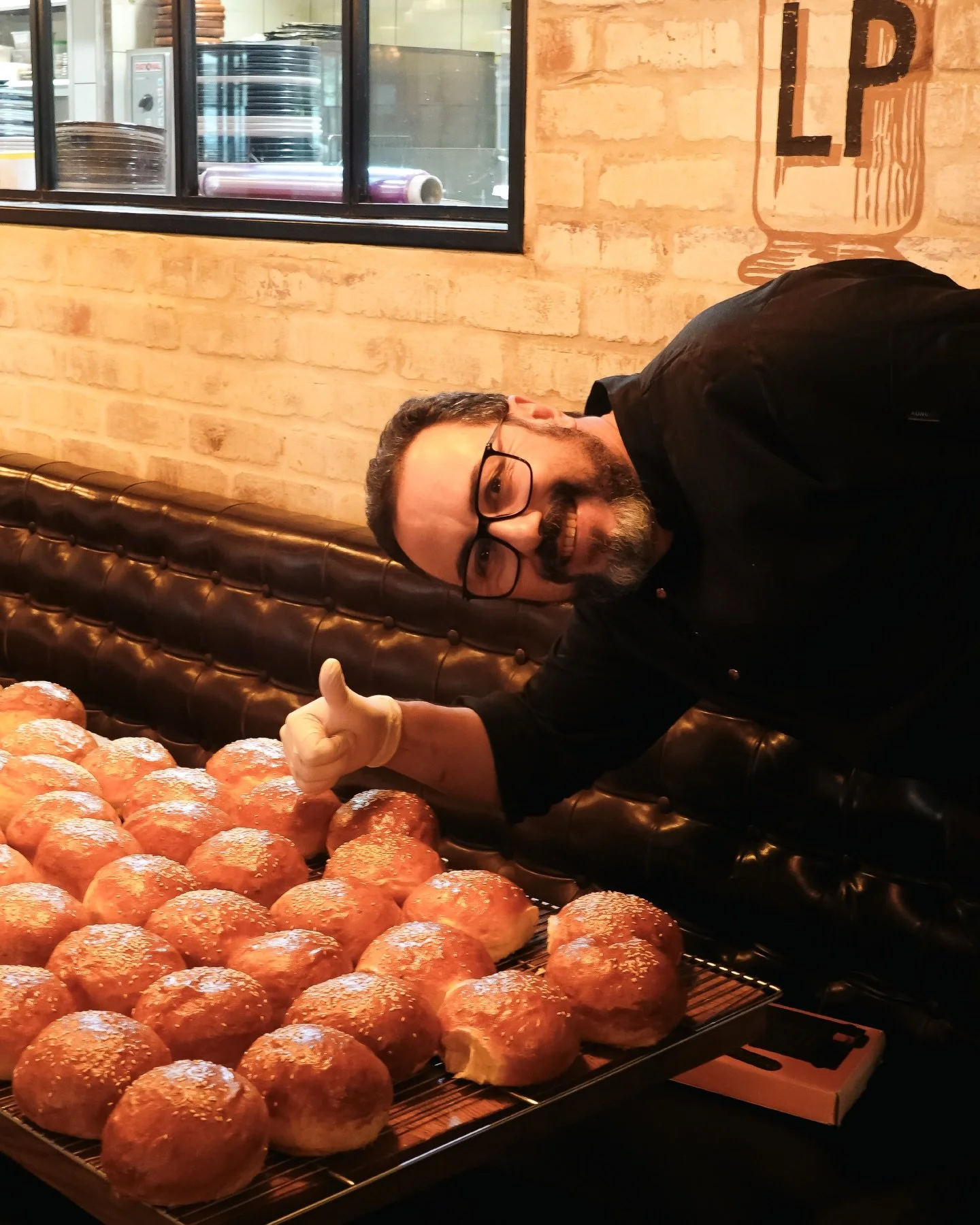 Des pains burger dor&eacute;s faits maison et avec amour 🧡 @laplace_neuilly 🧑🏽&zwj;🍳