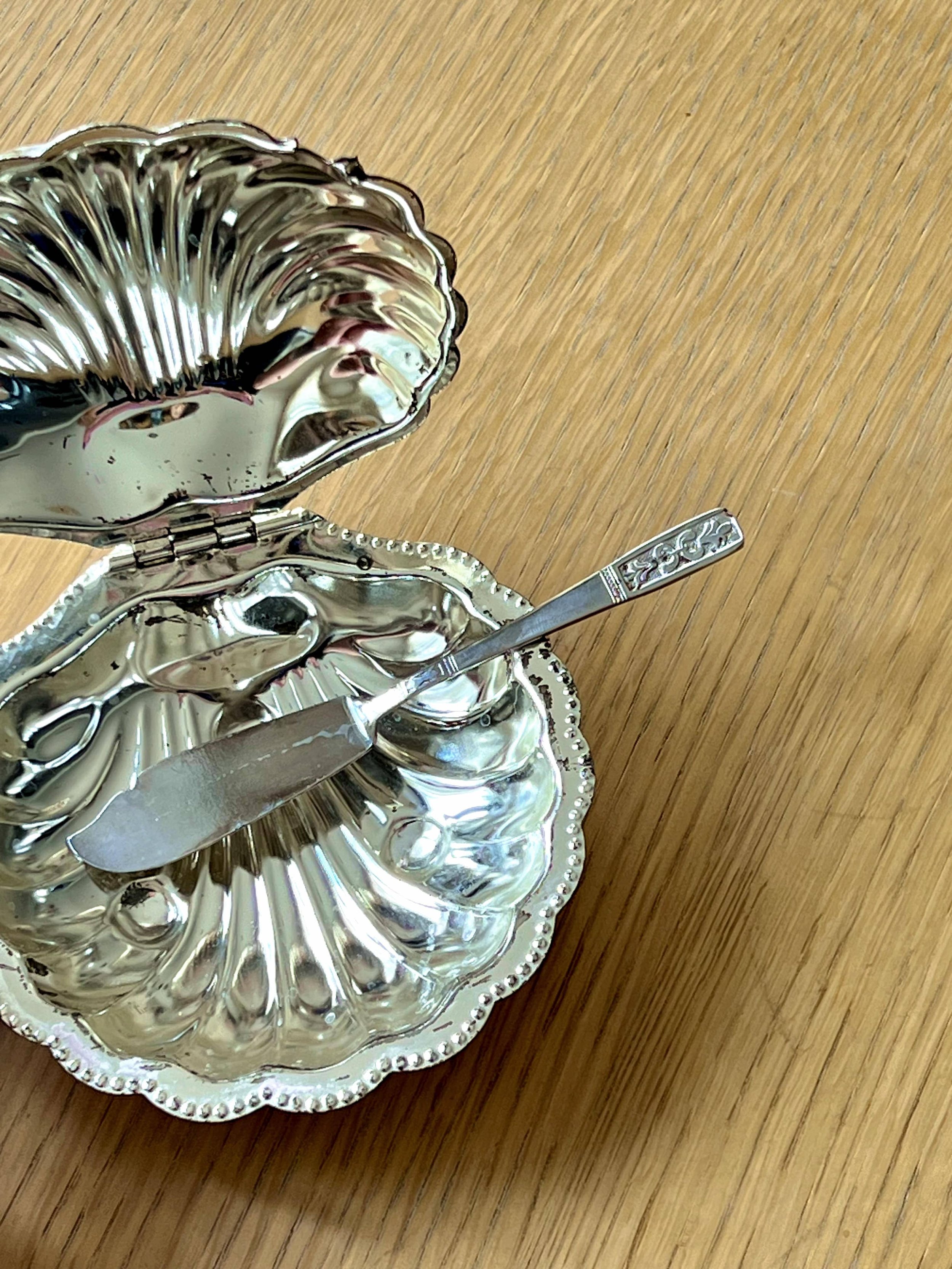 Vintage shell shaped butter dish with knife