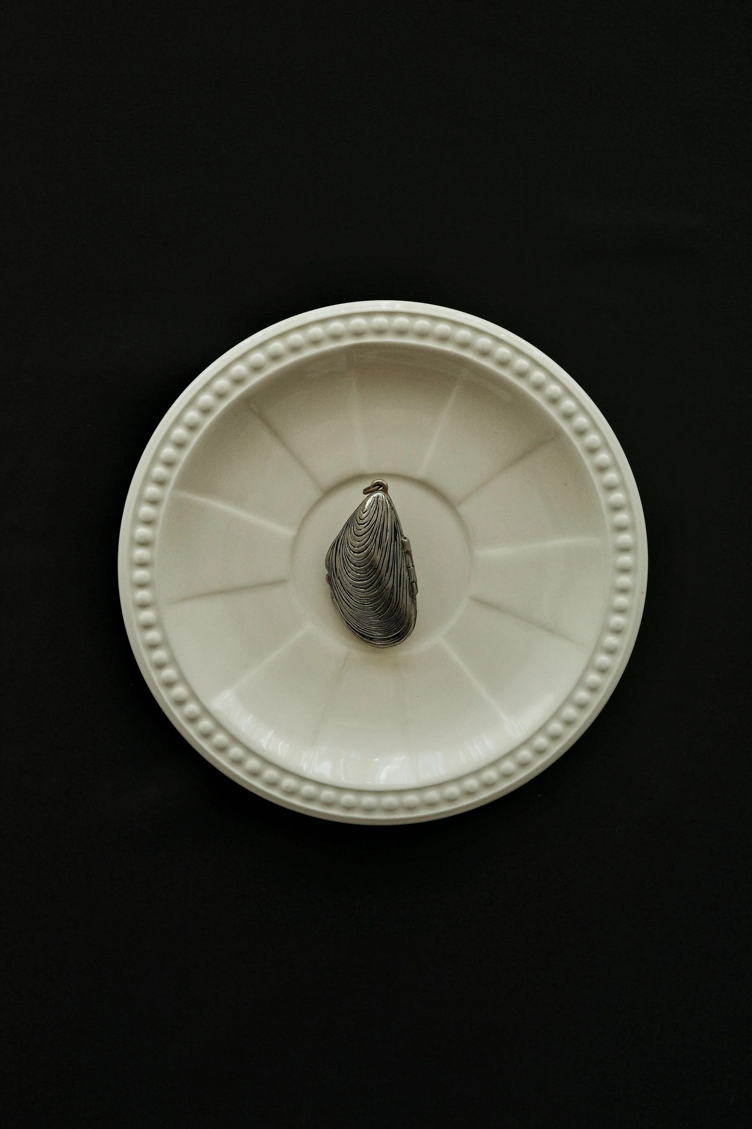 Rare Vintage Estée Lauder Mussel Pendant Necklace