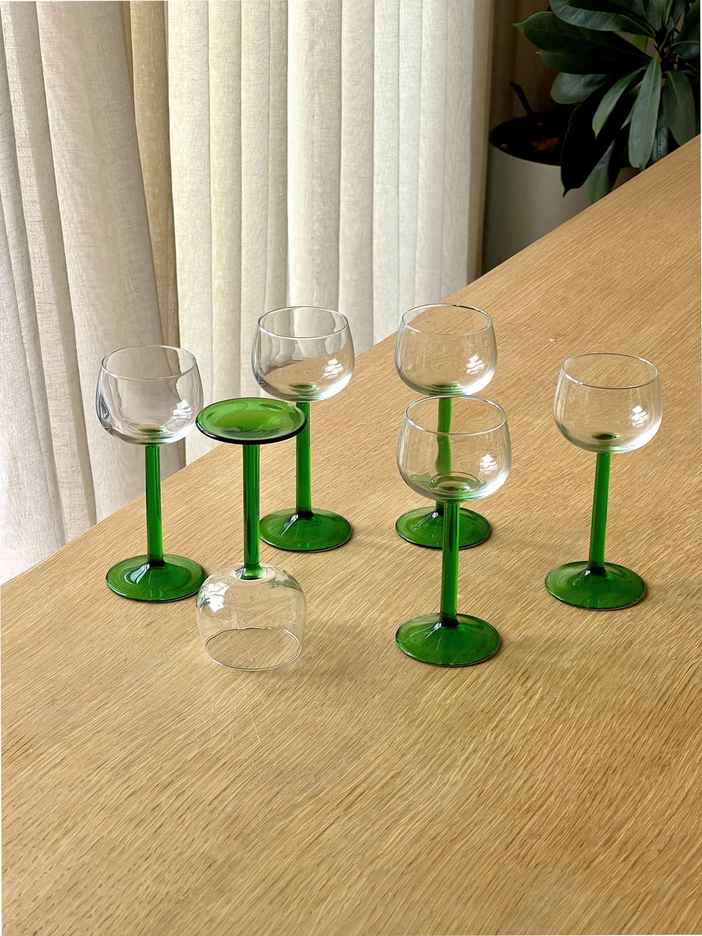 Set of 6 vintage green stem wine glasses | to&fro
