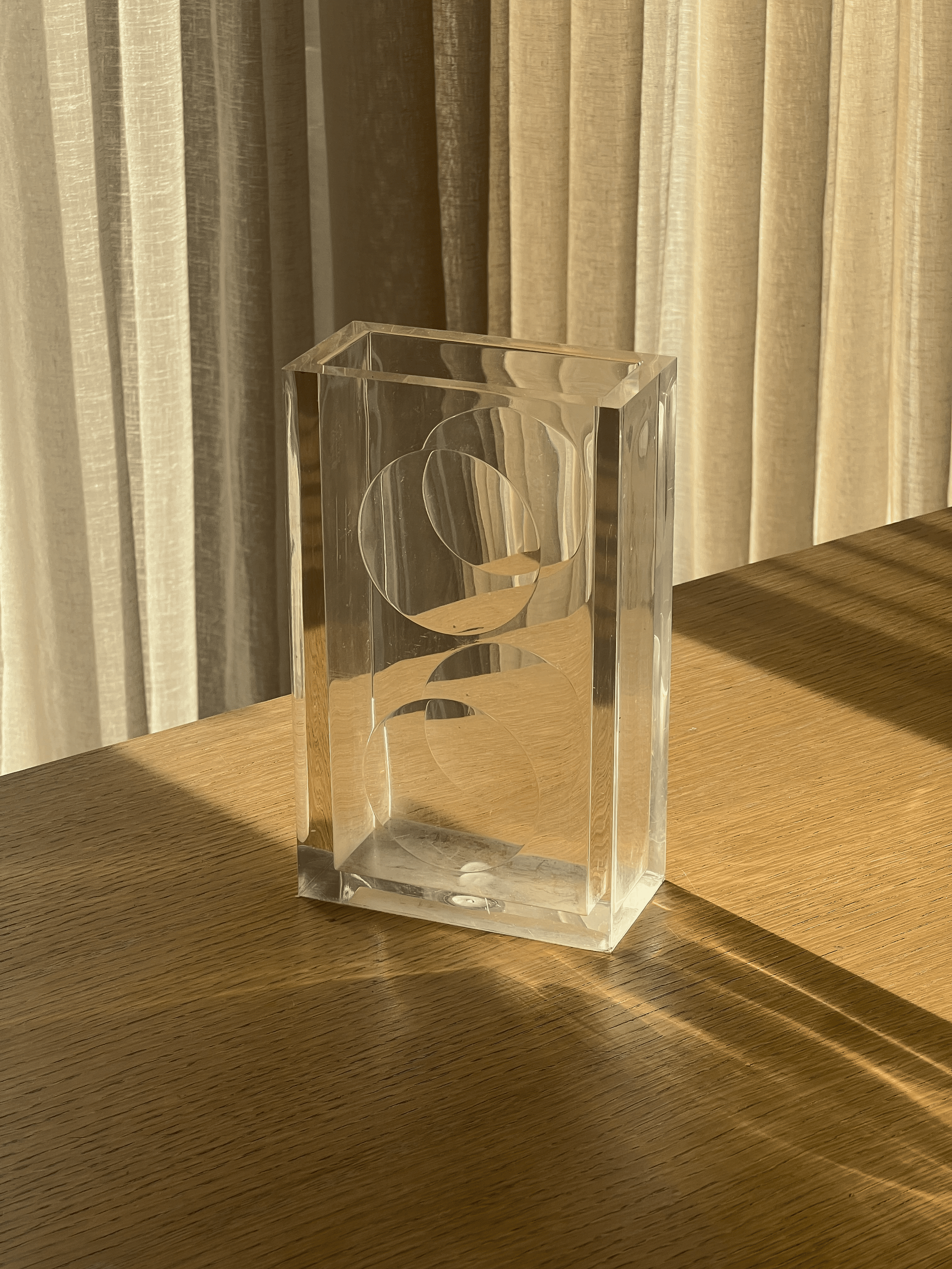 vintage-plexiglass-guzzini-space-age-vase-2.png
