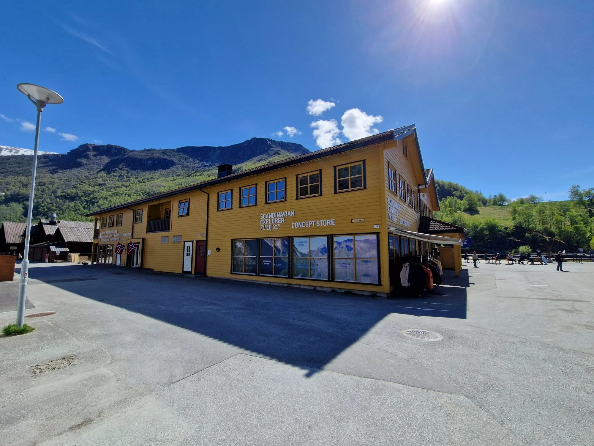 Flåmsbrygga Harbour Apartments seen from the market