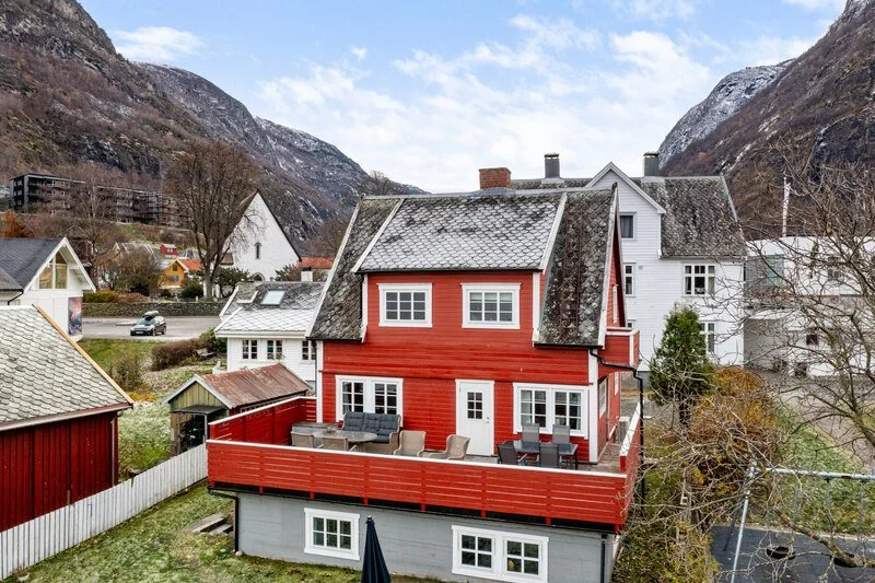 Gjestehus med 4 soverom, terrasse og fjordutsikt