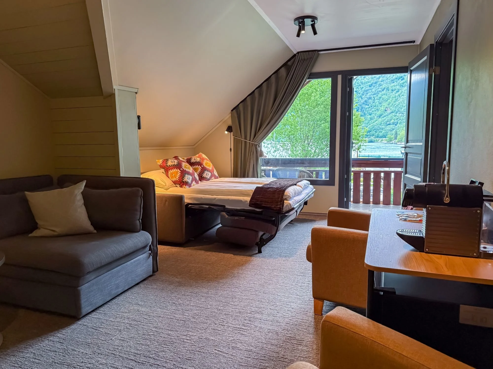 Family room with balcony 10.jpg