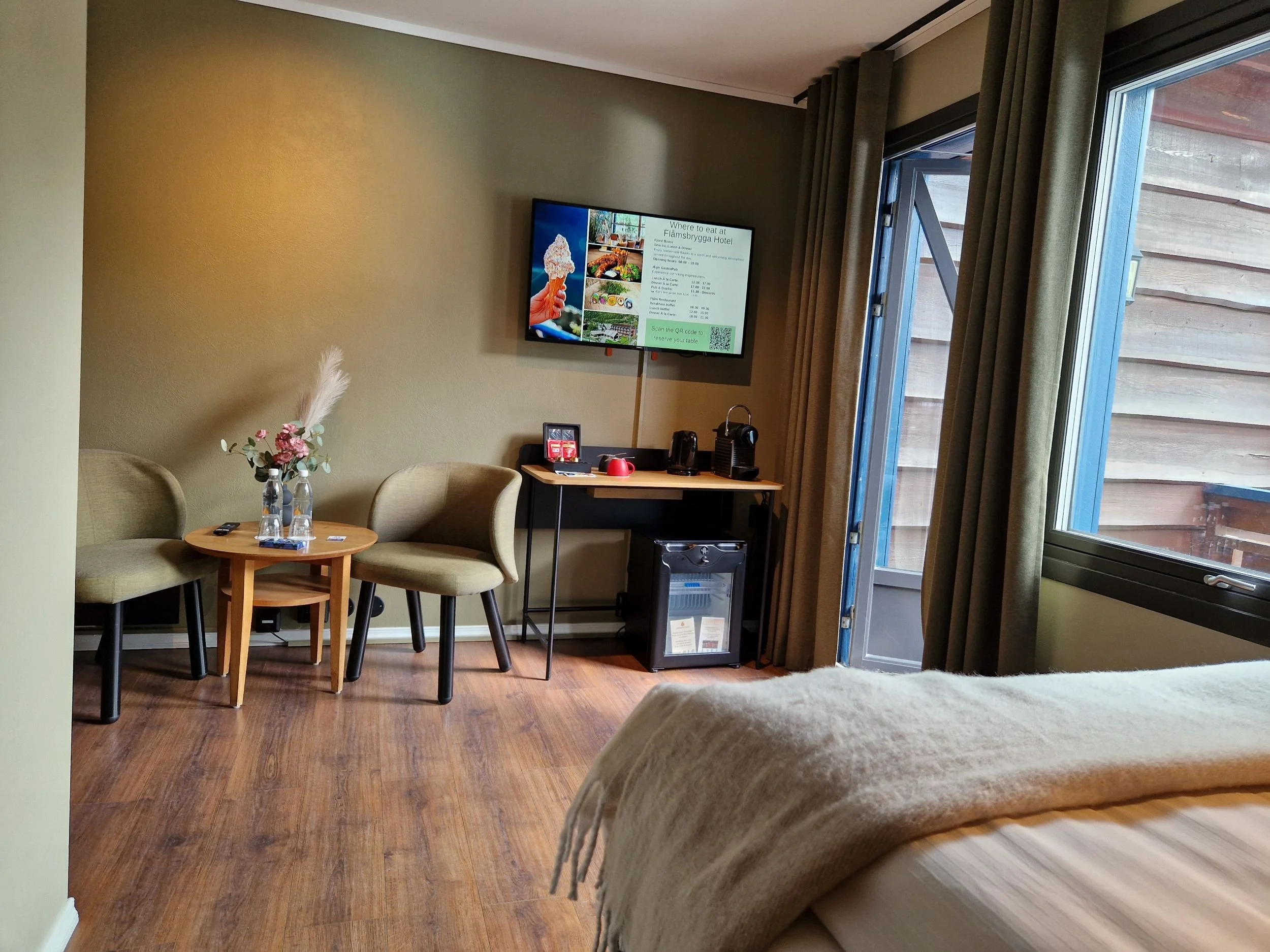 Economy double room with balcony 003.jpg