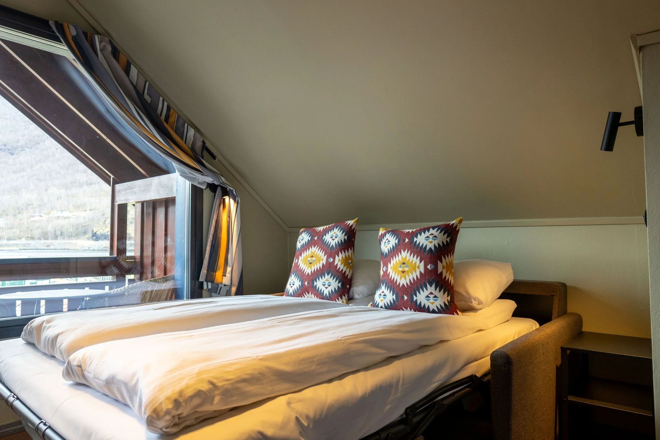 Family room with balcony 01.jpg