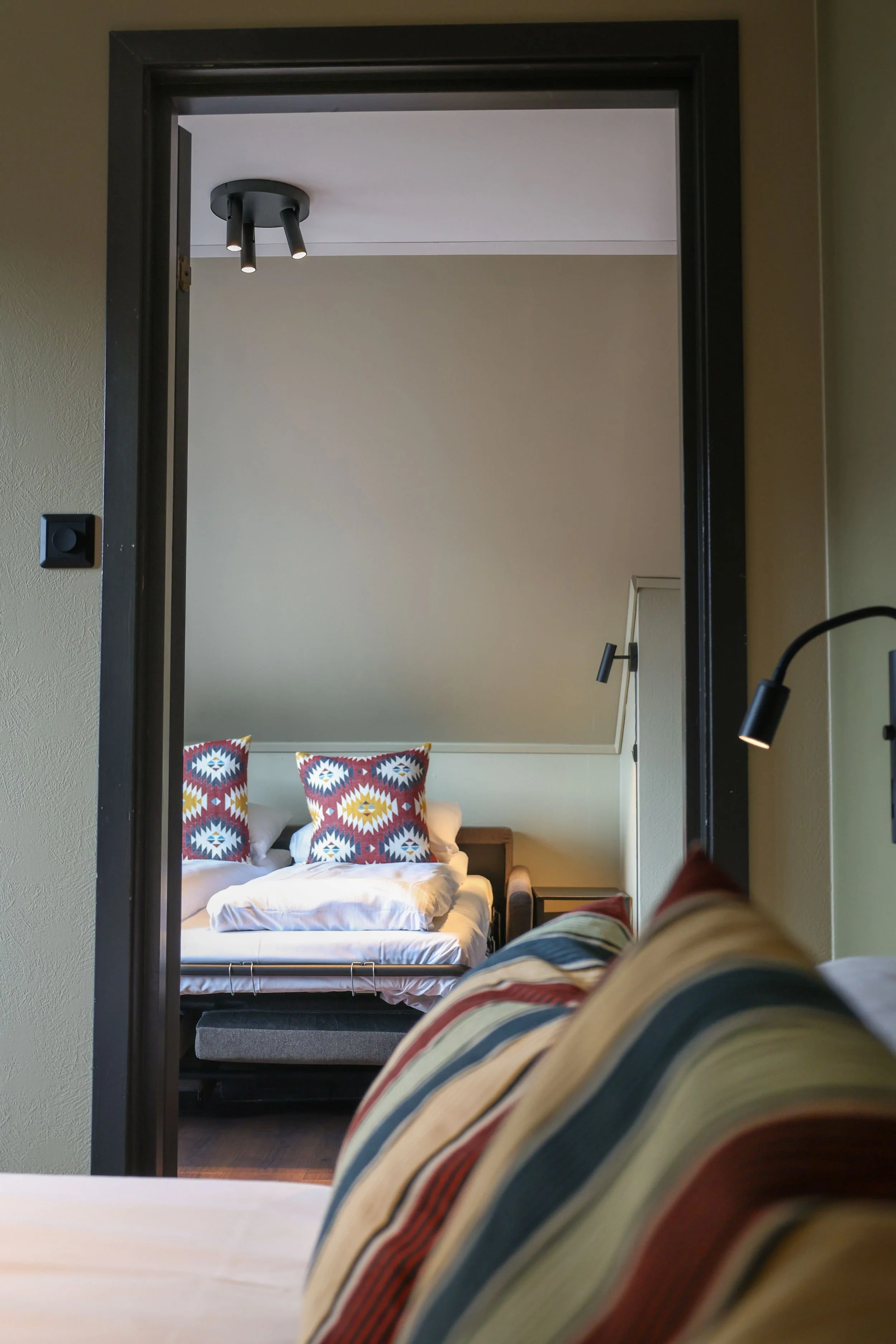 Family room with balcony 07.jpg