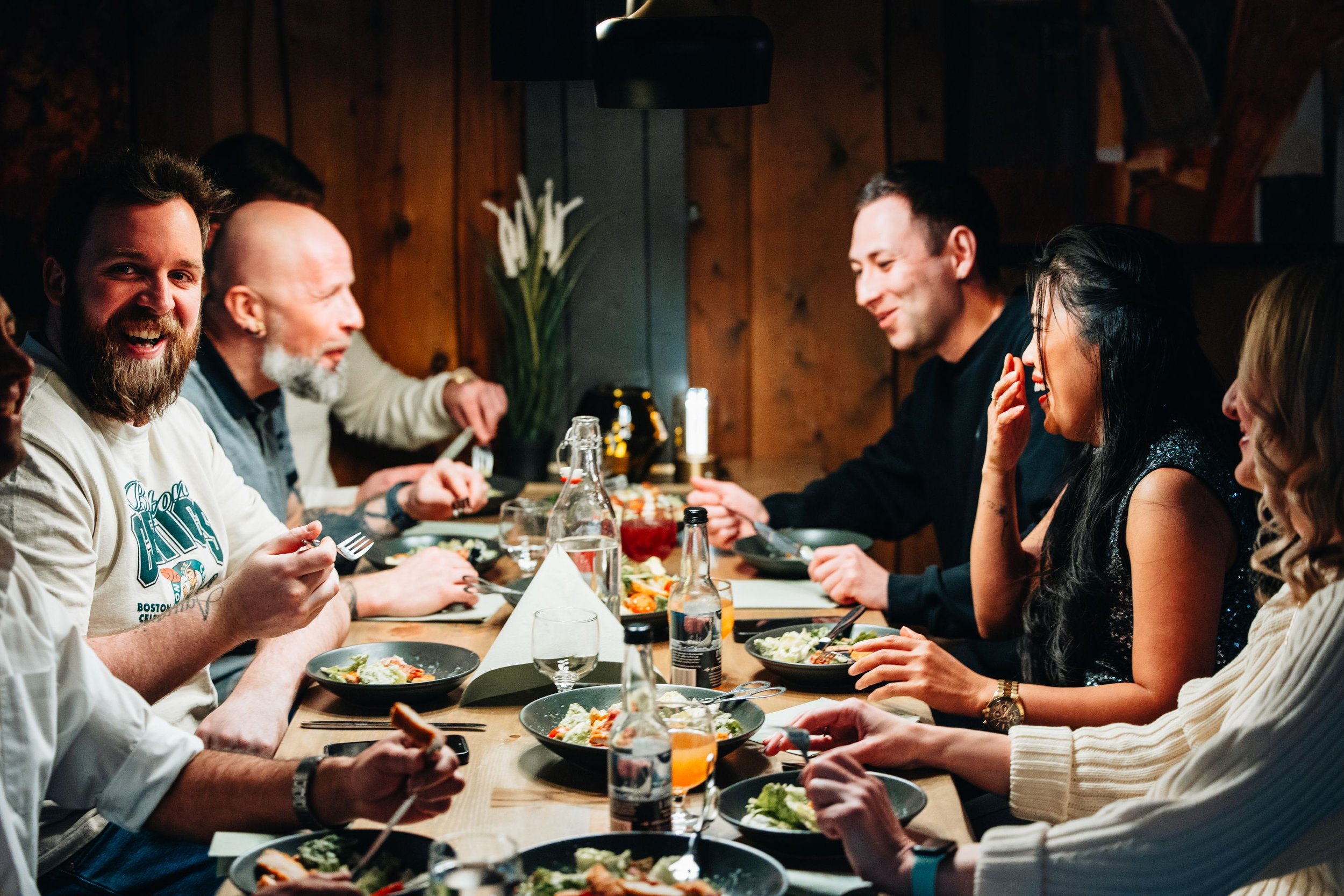 Group of friends dining at Fjord Bistro at Flåmsbrygga in Flåm