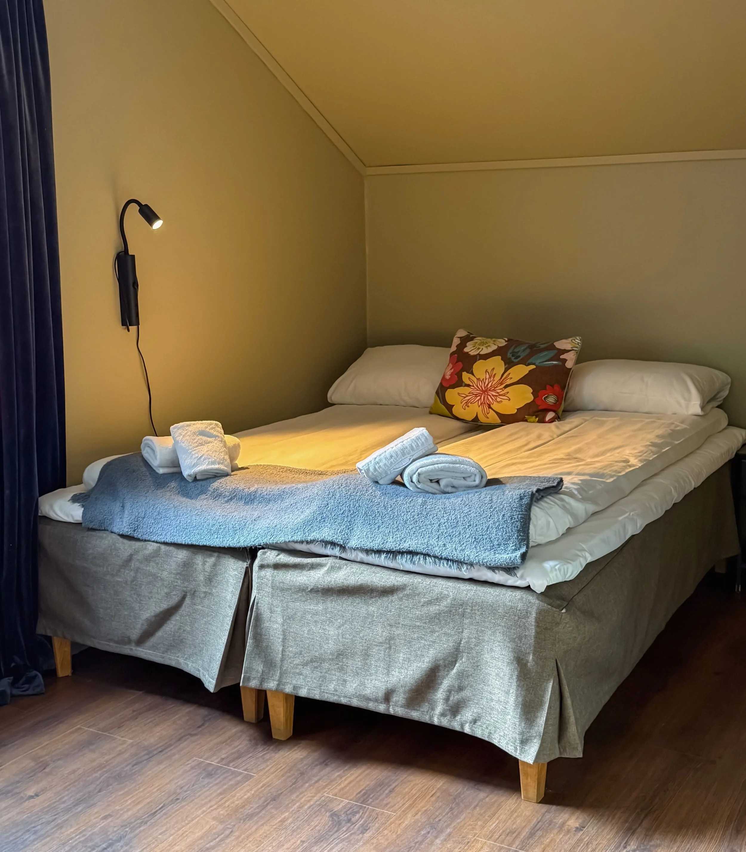 Economy double room with balcony 06.jpg