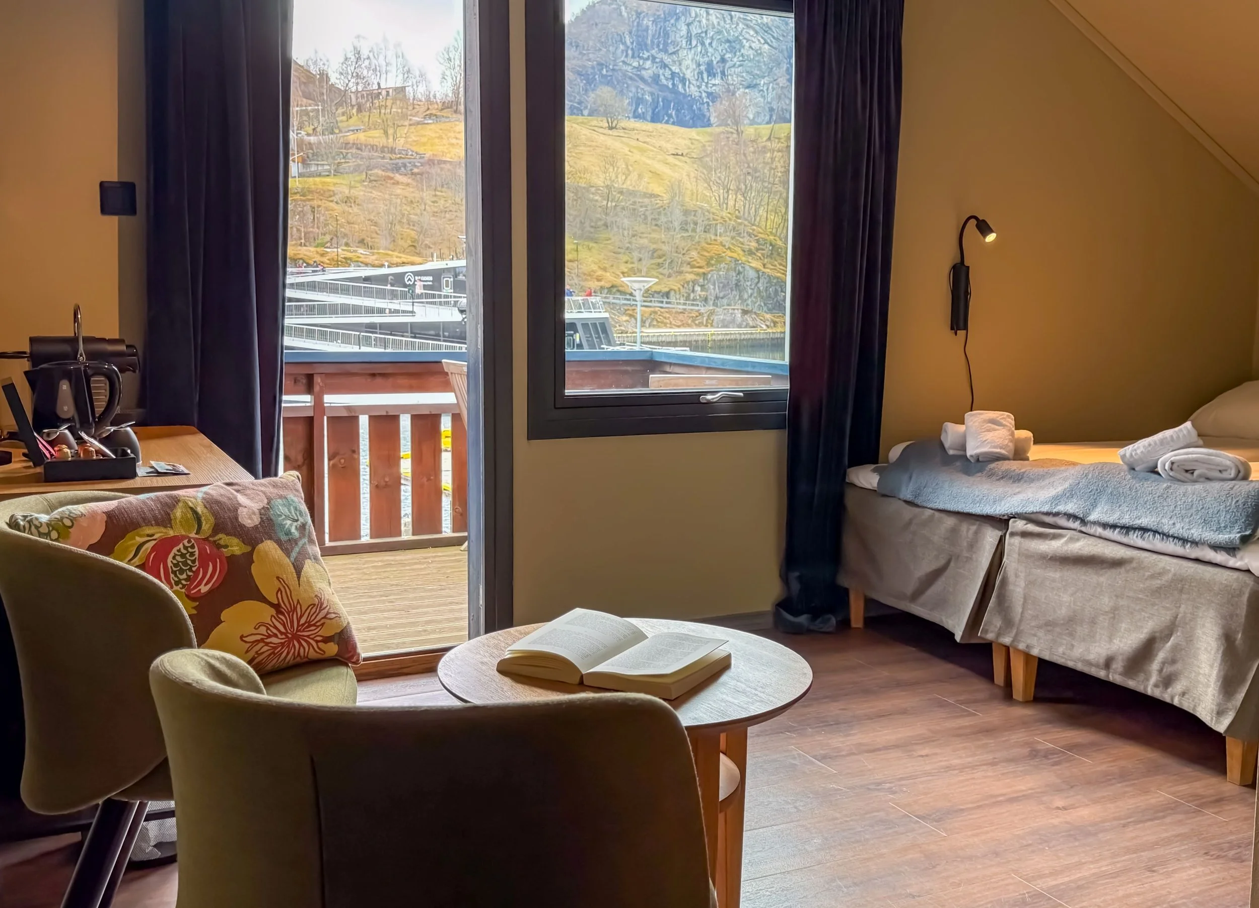 Economy double room with balcony 05.jpg