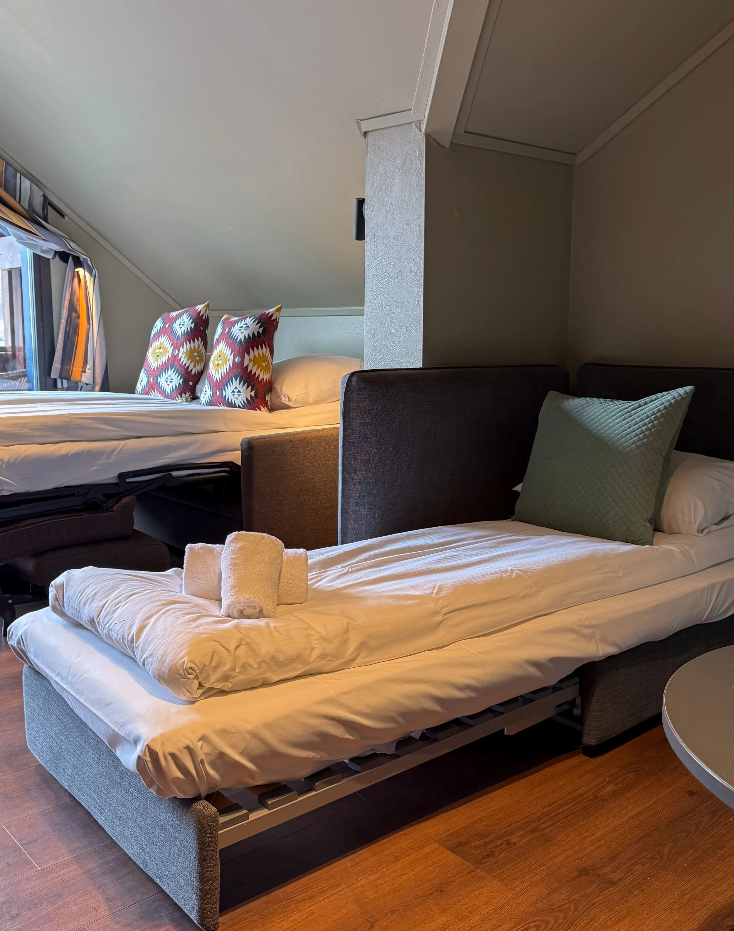 Family room with balcony 06.jpg