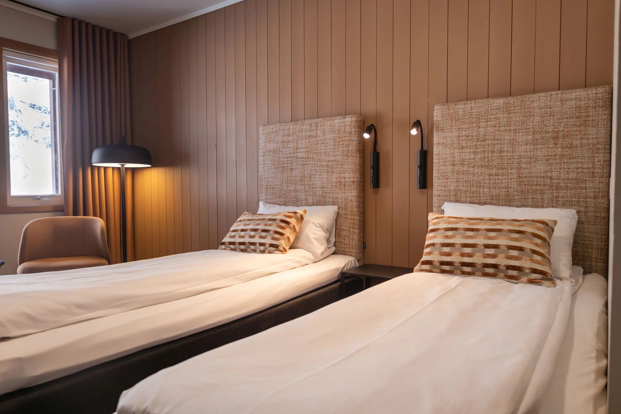 Twin room with balcony 03.jpg