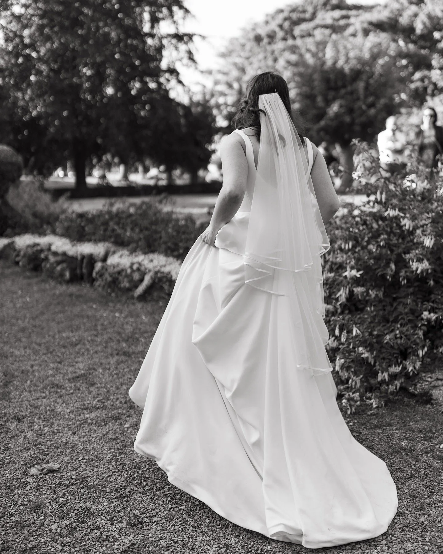 A moment for Katie looking effortlessly chic 

Taken whilst second shooting for my girl @siobhandiamond_photography 

#scottishwedddingphotographer #weddingphotography #weddingphotographer #scottishphotographer #elopementphotographer
