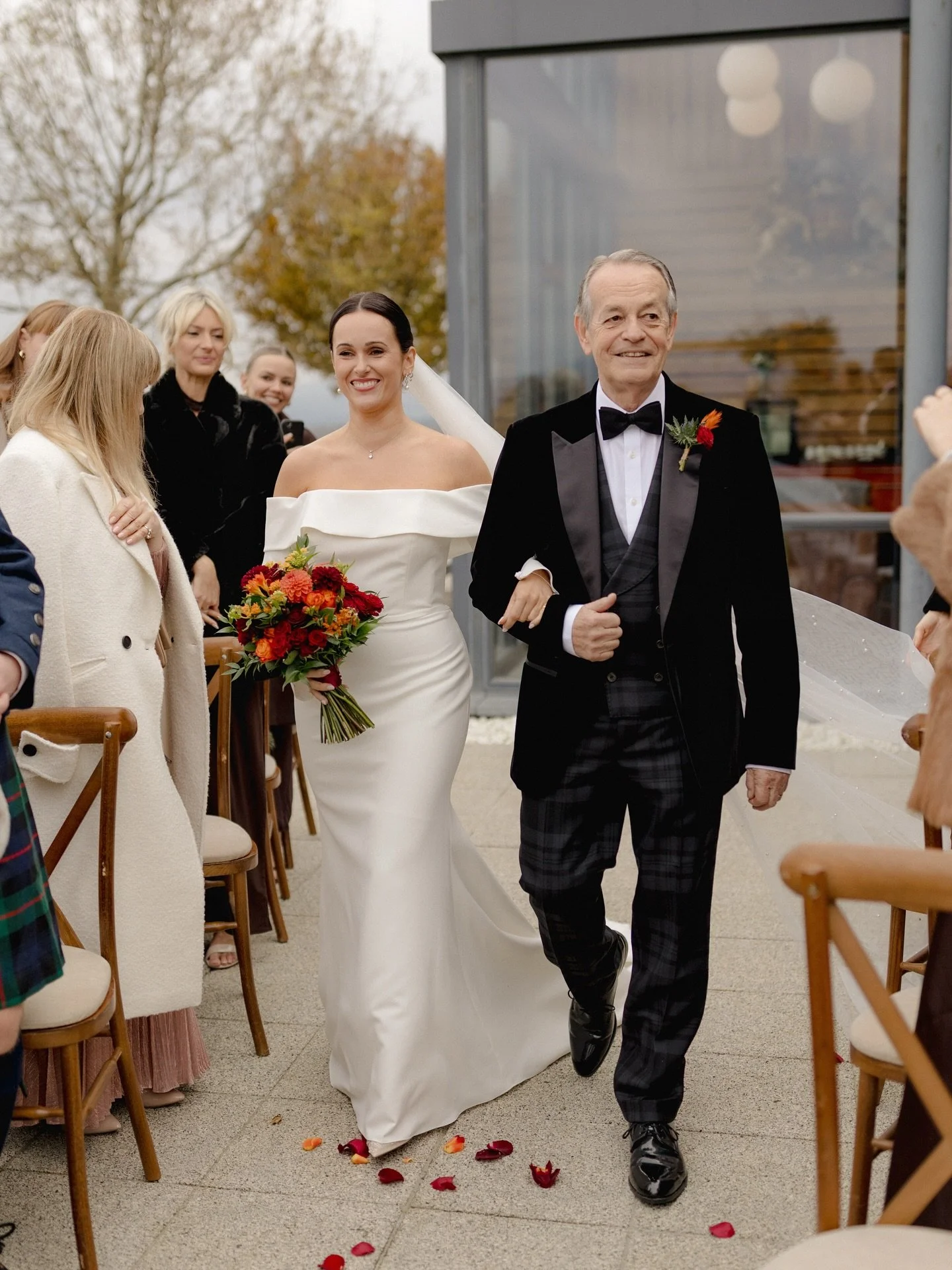 Some Autumnal goodness for Jess &amp; Robbie who tied the knot with Loch Lomond quietly showing off in the background. A mix of digital &amp; film.

Photographer @harrietsphotography_ 
Venue @ardochscotland
Flowers @flowersbycherry