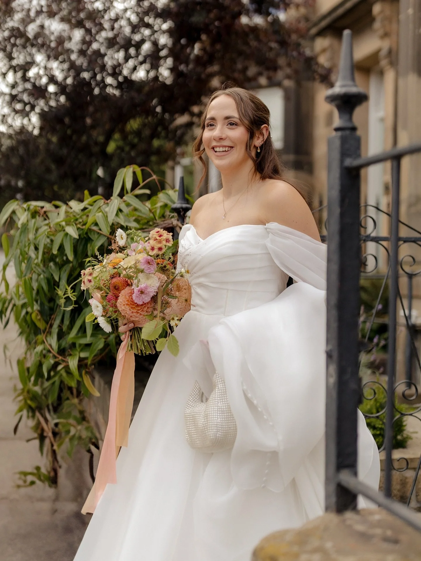 A few frames of some Morning moments in Edinburgh with Bethan 🌷 

Photographer @harrietsphotography_ 
Venue @botanics_weddings 
Hair &amp; Makeup @citybrides 
Flowers @ochrebotanicalstudios