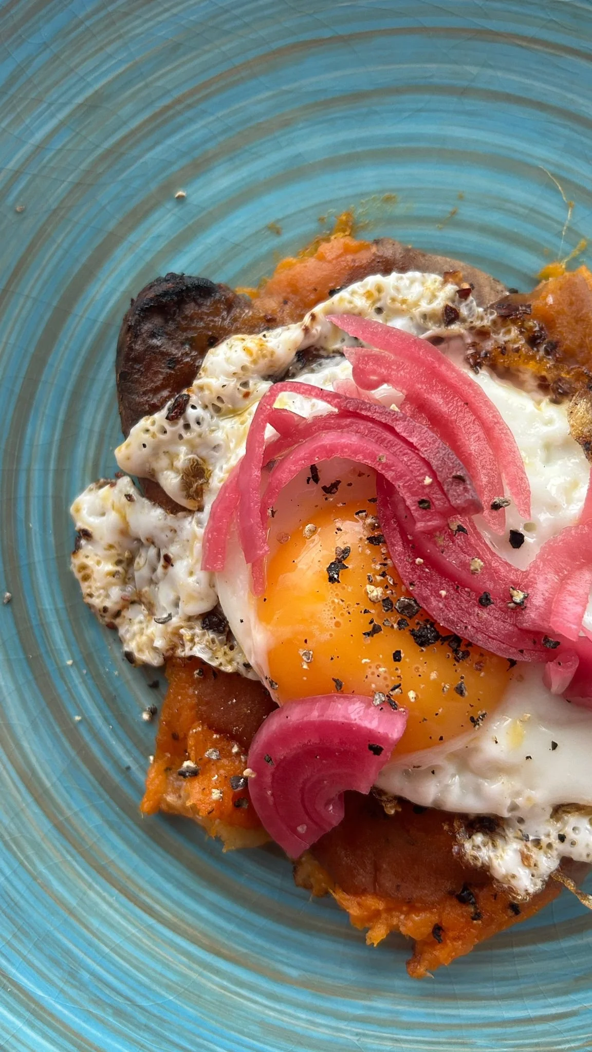 Crispy, cheesy, spicy zoete aardappel pannekoekjes