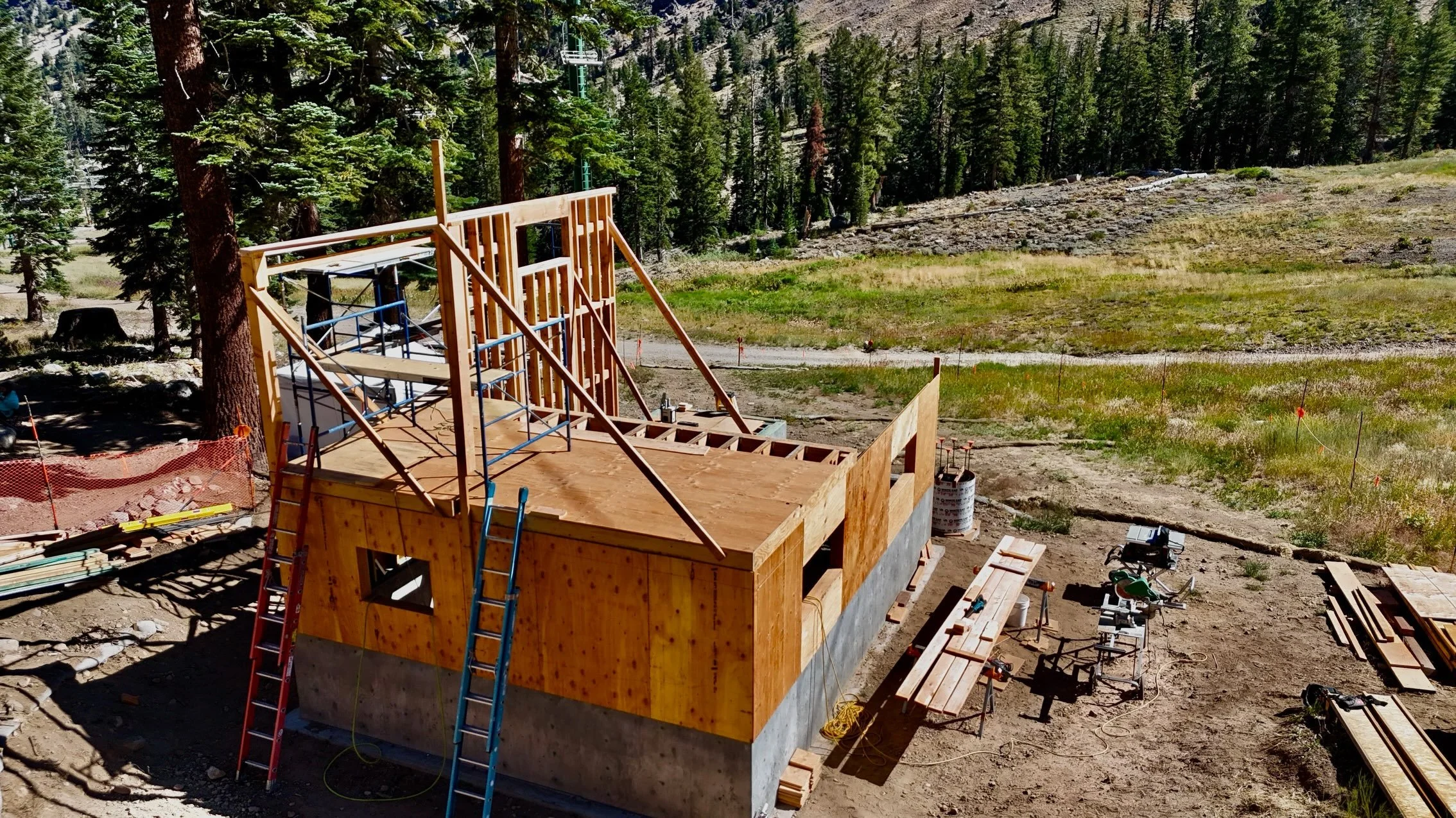 Who dis?! 👀 The new race lodge is going up, and we can&rsquo;t wait to see the future it holds! So exciting to watch this next chapter come to life. Let&rsquo;s go, KSEF!! 🎿❄️🔥 #futurechampions #ski #skiracing #kirkwood #letsgo