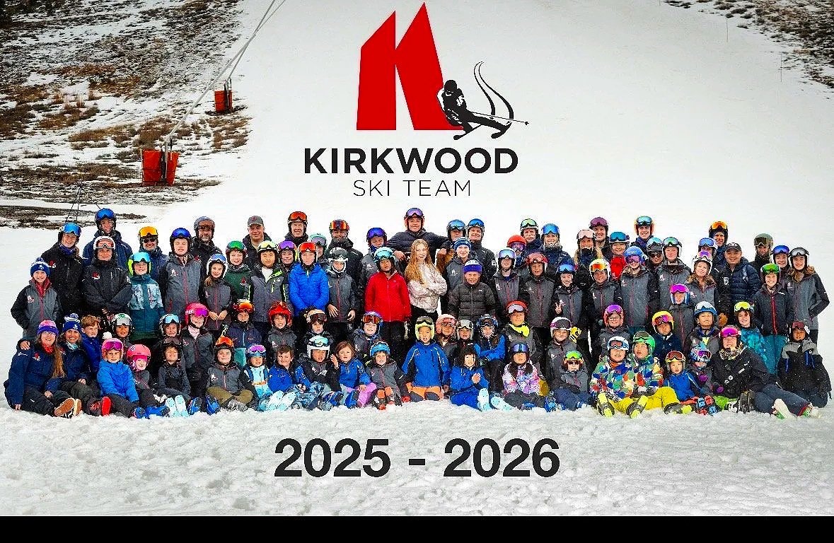 KSEF athletes and coaches gathered for the 2025/26 team photo