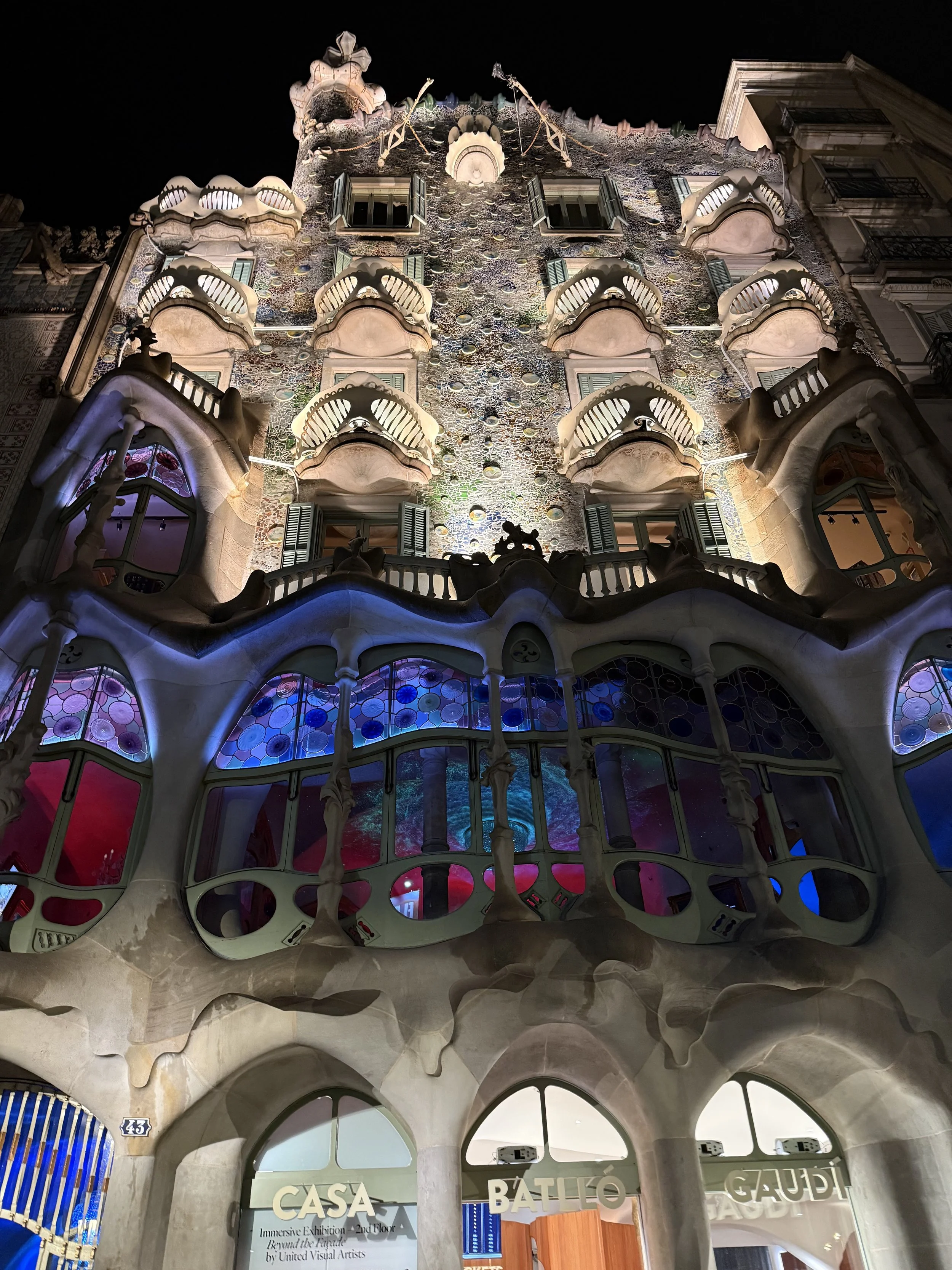 Casa Batlló ornate facade with bone-like balconies and colorful ceramic roof