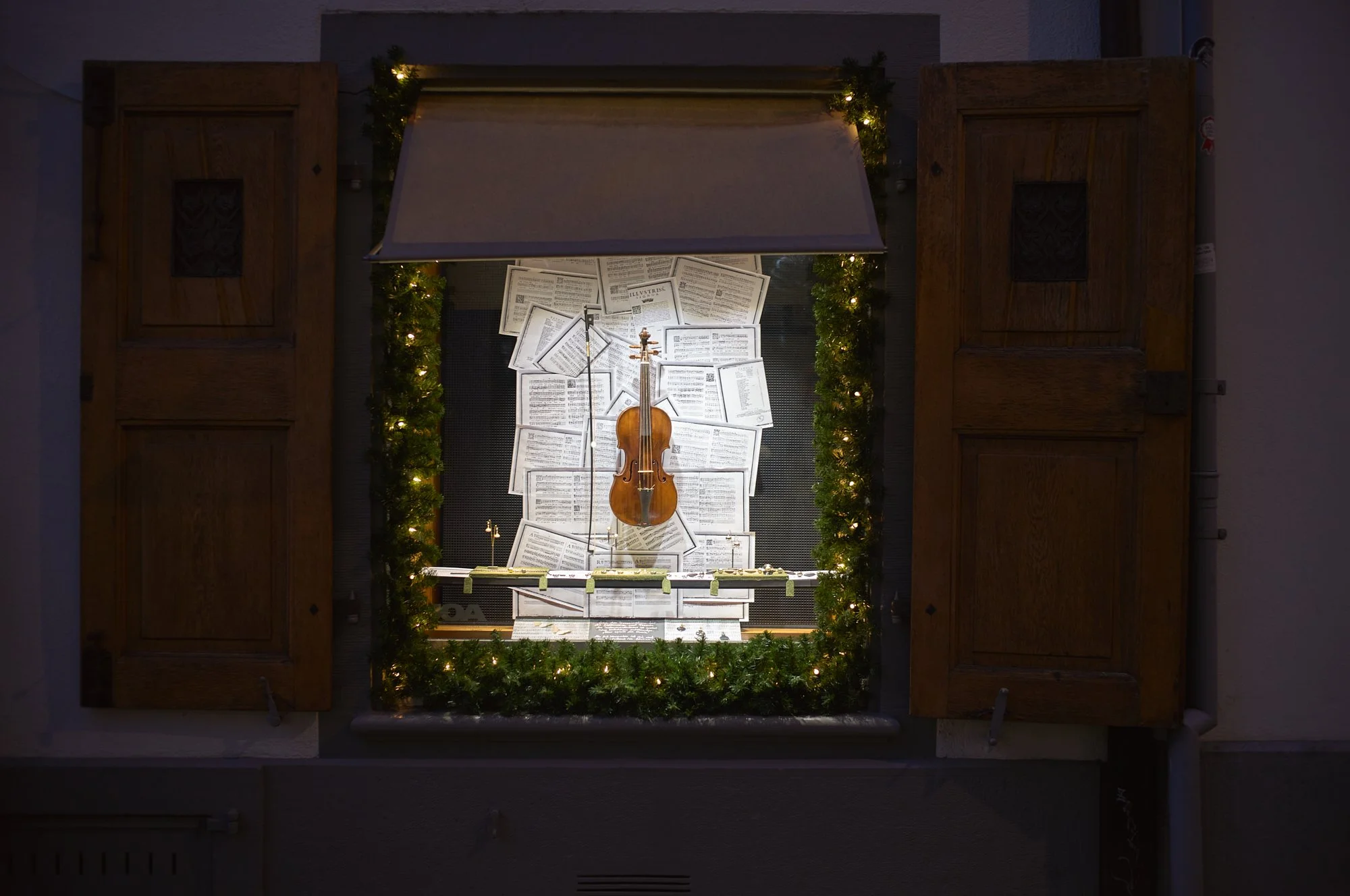 VIOLIN WINDOW