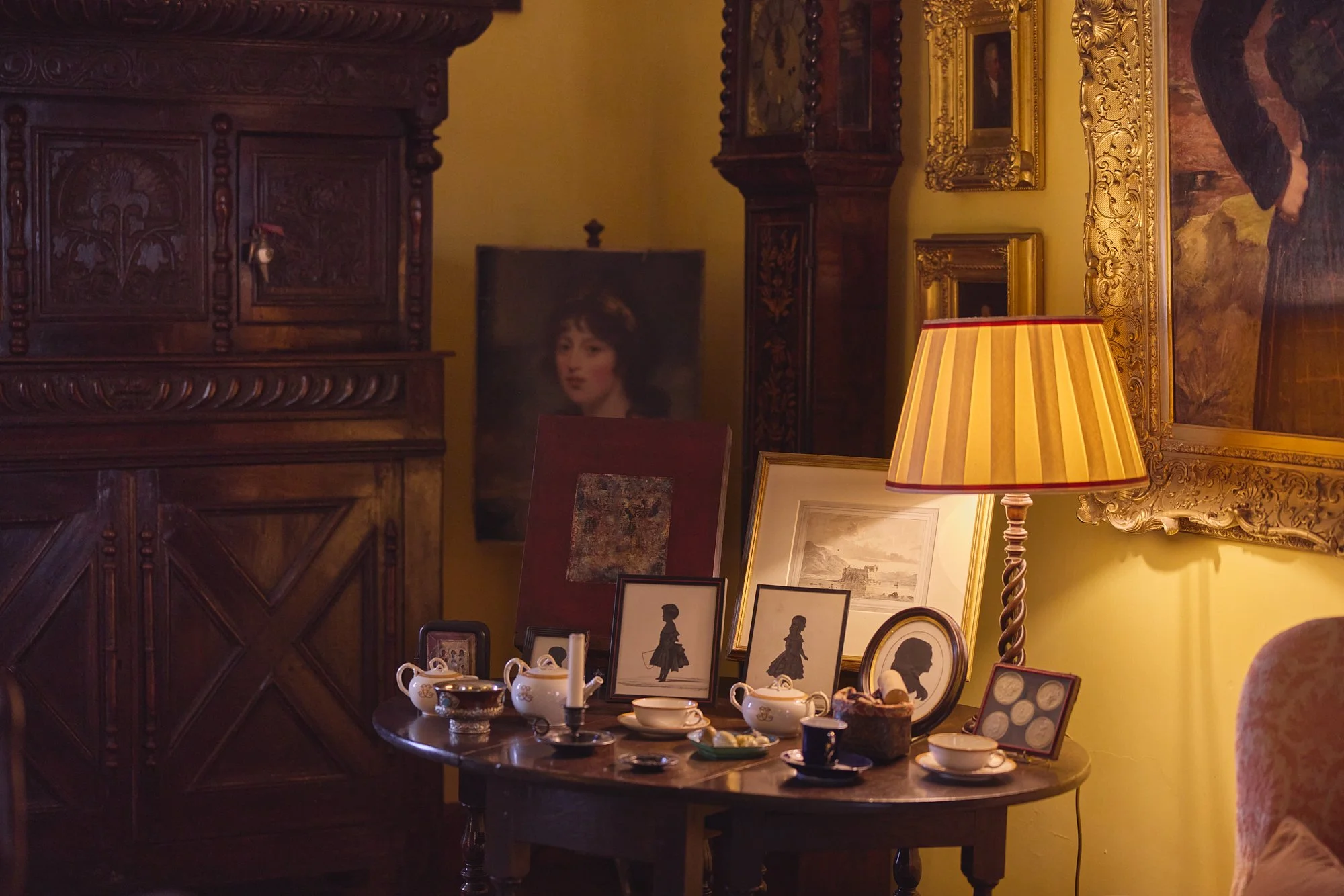 DAGGERS DRAWN CANDLE