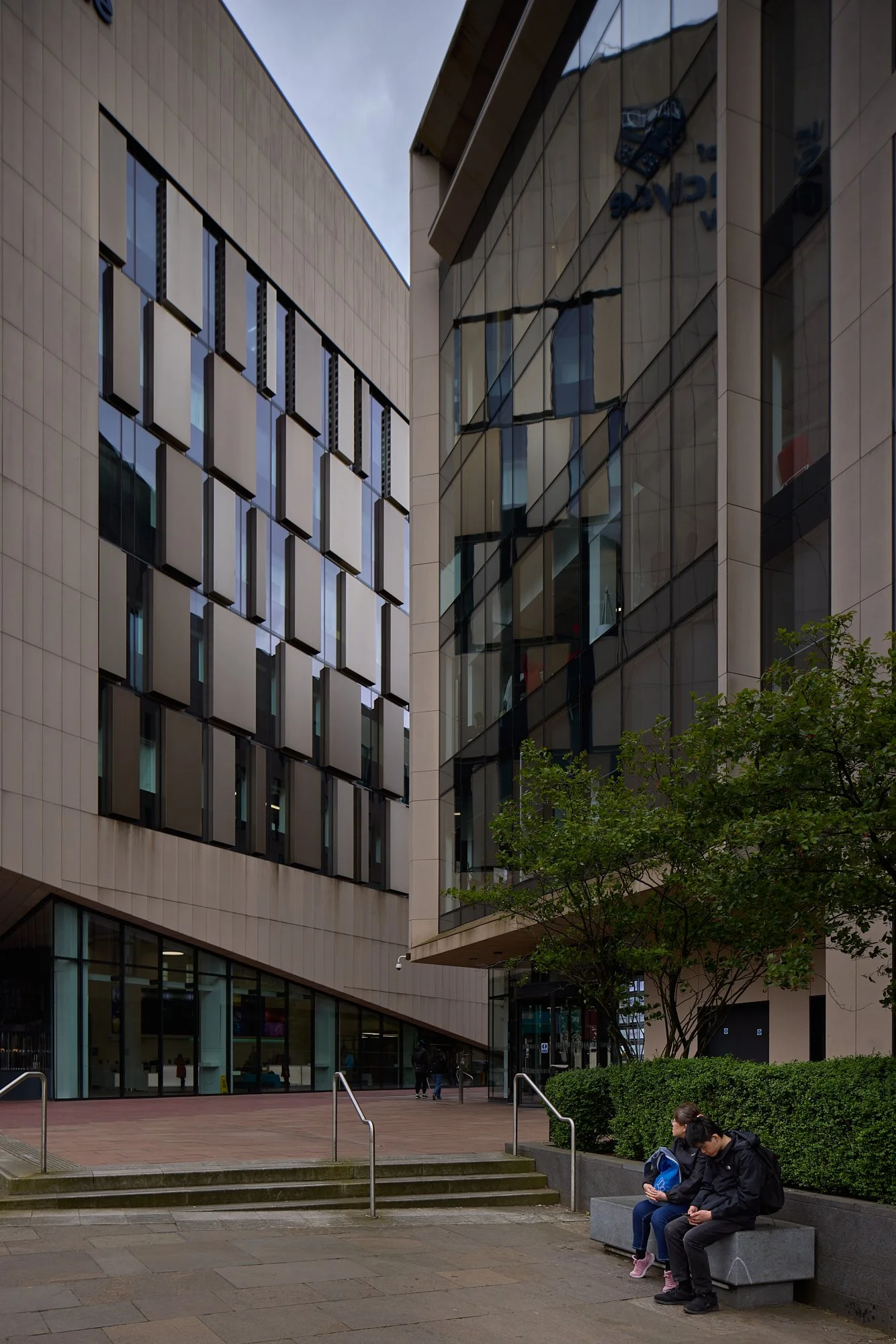 GLASS COURTYARD PAUSE