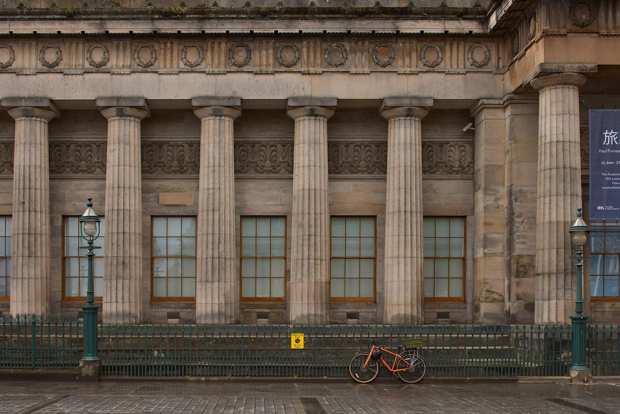 COLONNADE CYCLIST