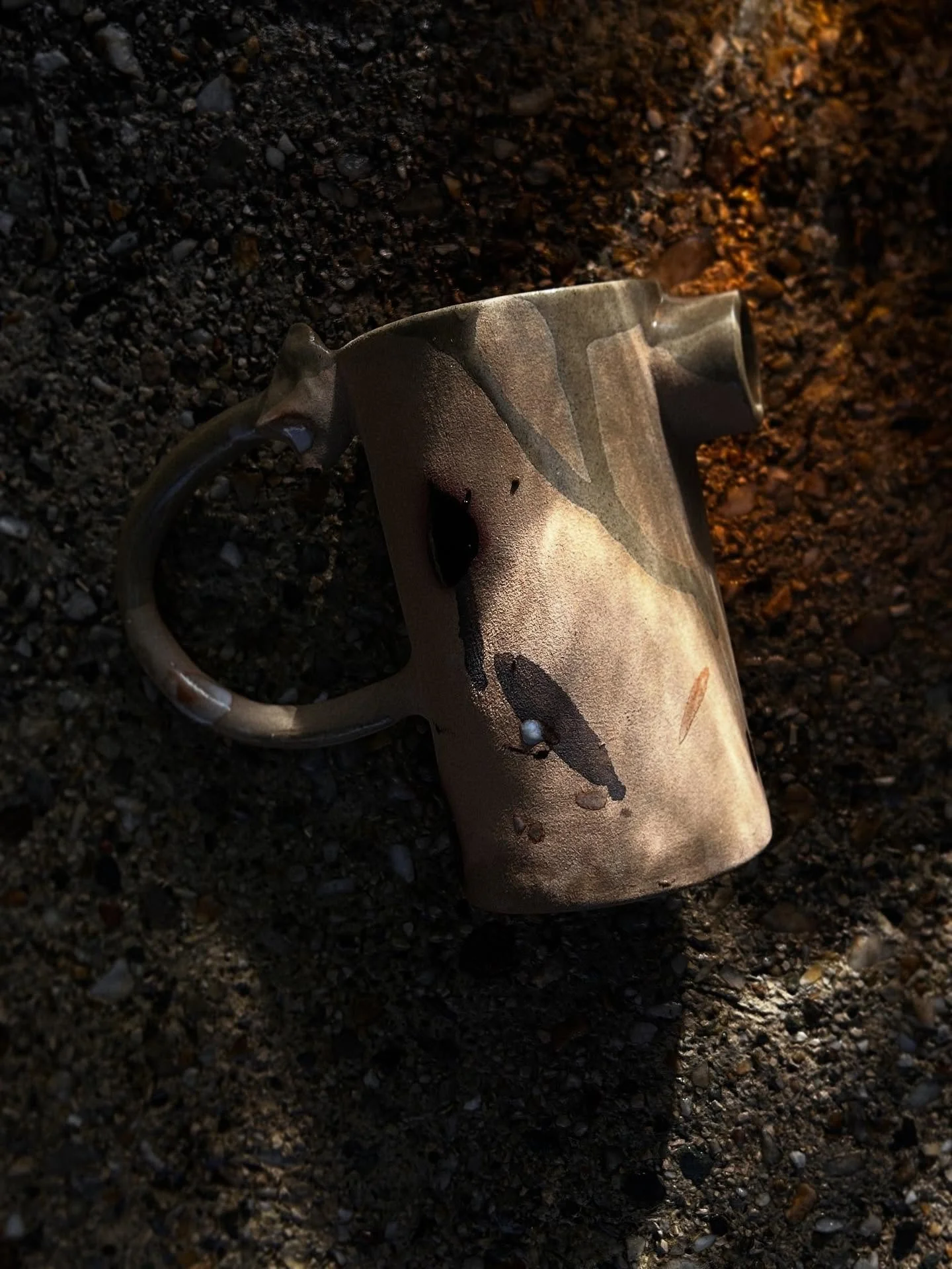 Une s&eacute;rie de petits pichets vient compl&eacute;ter la collection.

Je voulais des formes simples, o&ugrave; la terre garde toute sa place.
Le jus d&rsquo;oxyde r&eacute;v&egrave;le les nuances, les accidents, les gestes.
Des pi&egrave;ces &agr