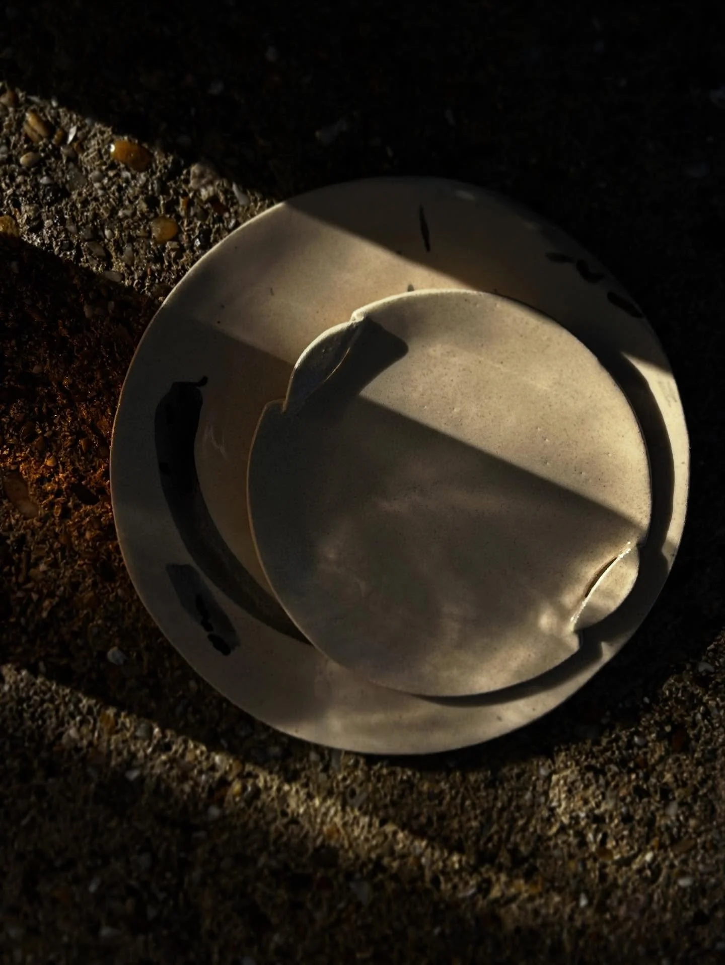 Les premi&egrave;res pi&egrave;ces des ventes de No&euml;l ✨
Les derni&egrave;res fa&ccedil;onn&eacute;es dans cet atelier.

Un travail de jus d&rsquo;oxyde, simple et brut, pour laisser parler la terre et le geste.
Un geste libre, parfois r&eacute;f