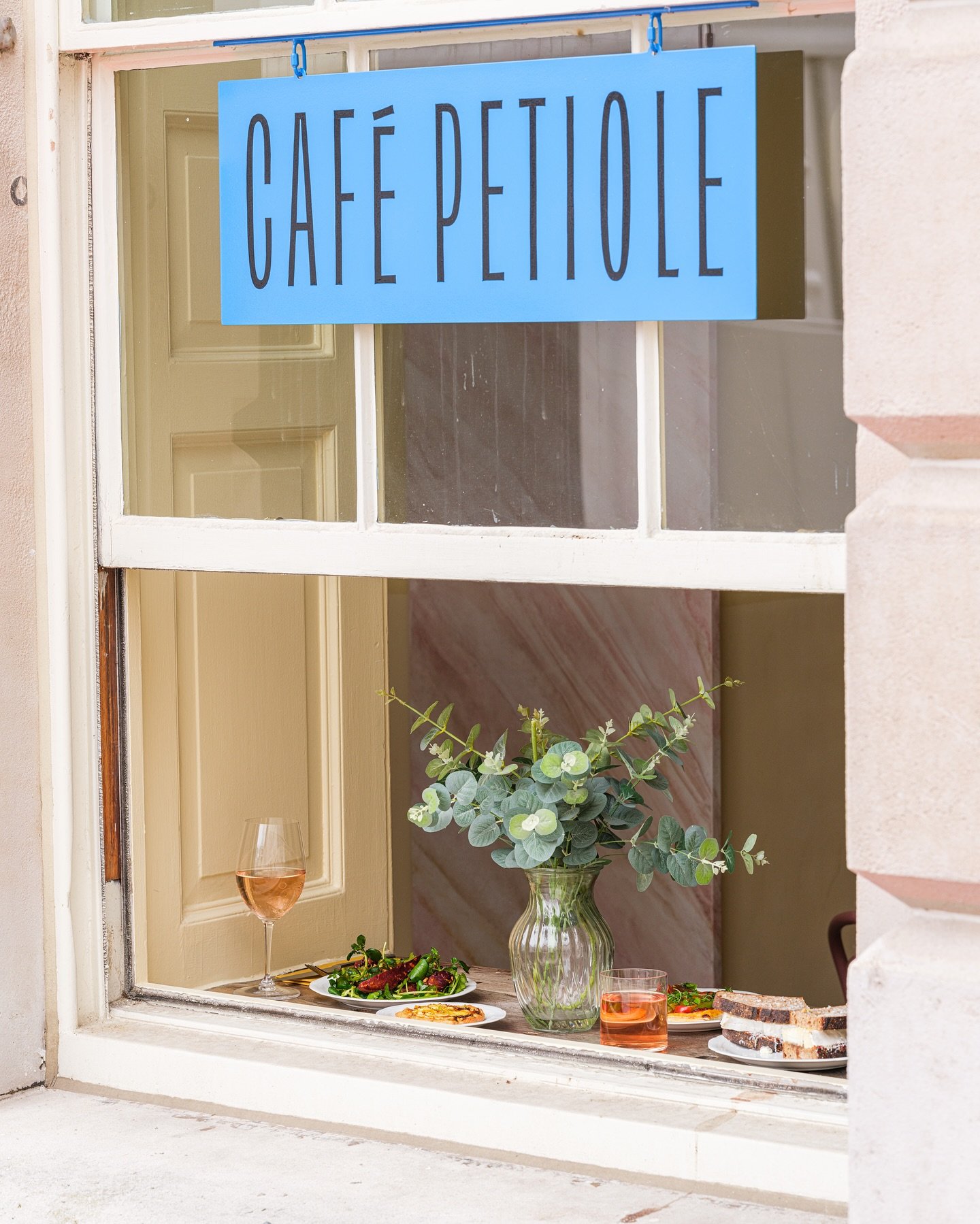 Lunching and people-watching at favourite window table 💙

#cafepetiole #plantfirst #mostlyvegan #somersethouselondon #vegancafe #vegandessert #londonvegan
